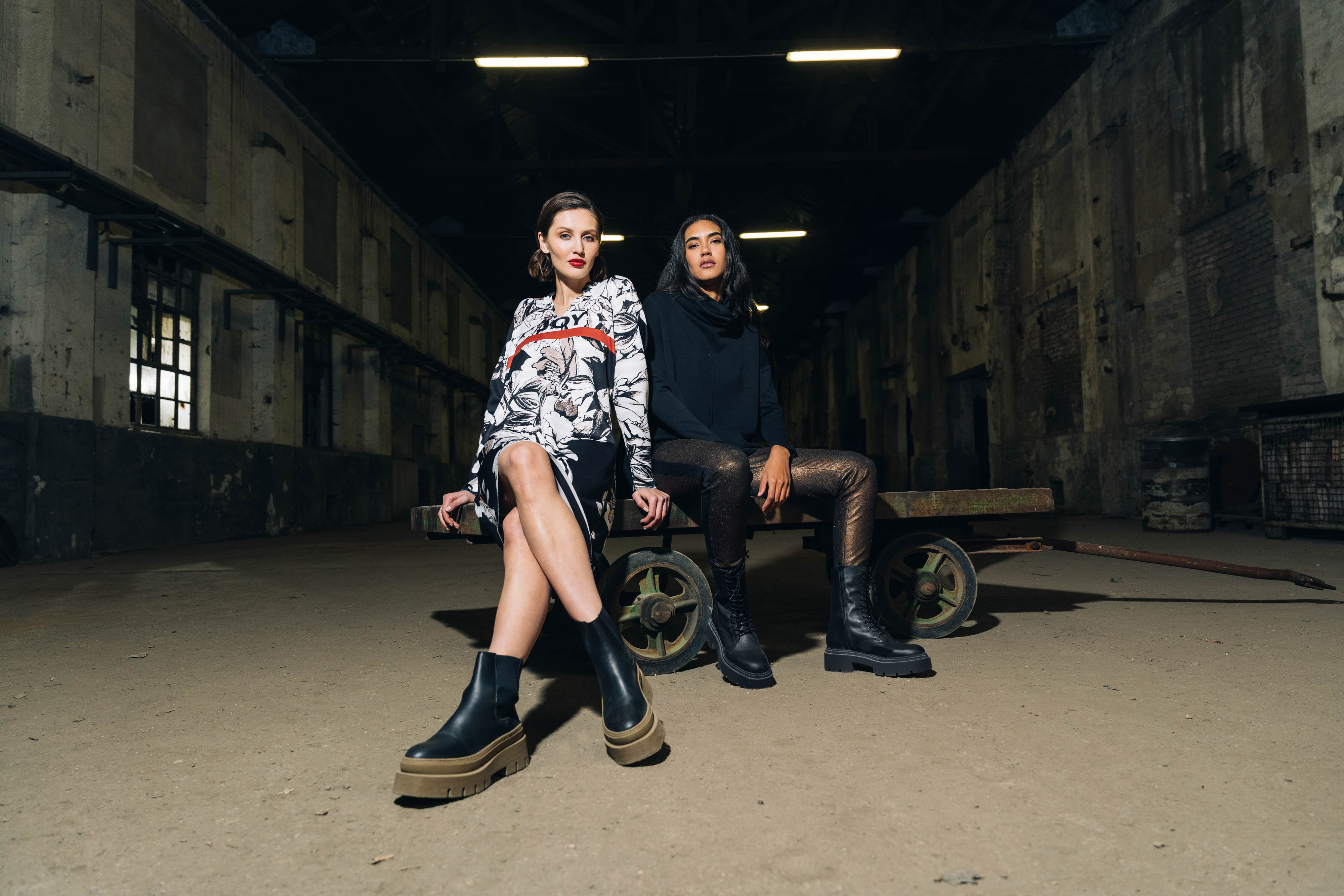 Schuh, Person, Sitzen, Gruppenschuss, Hosen