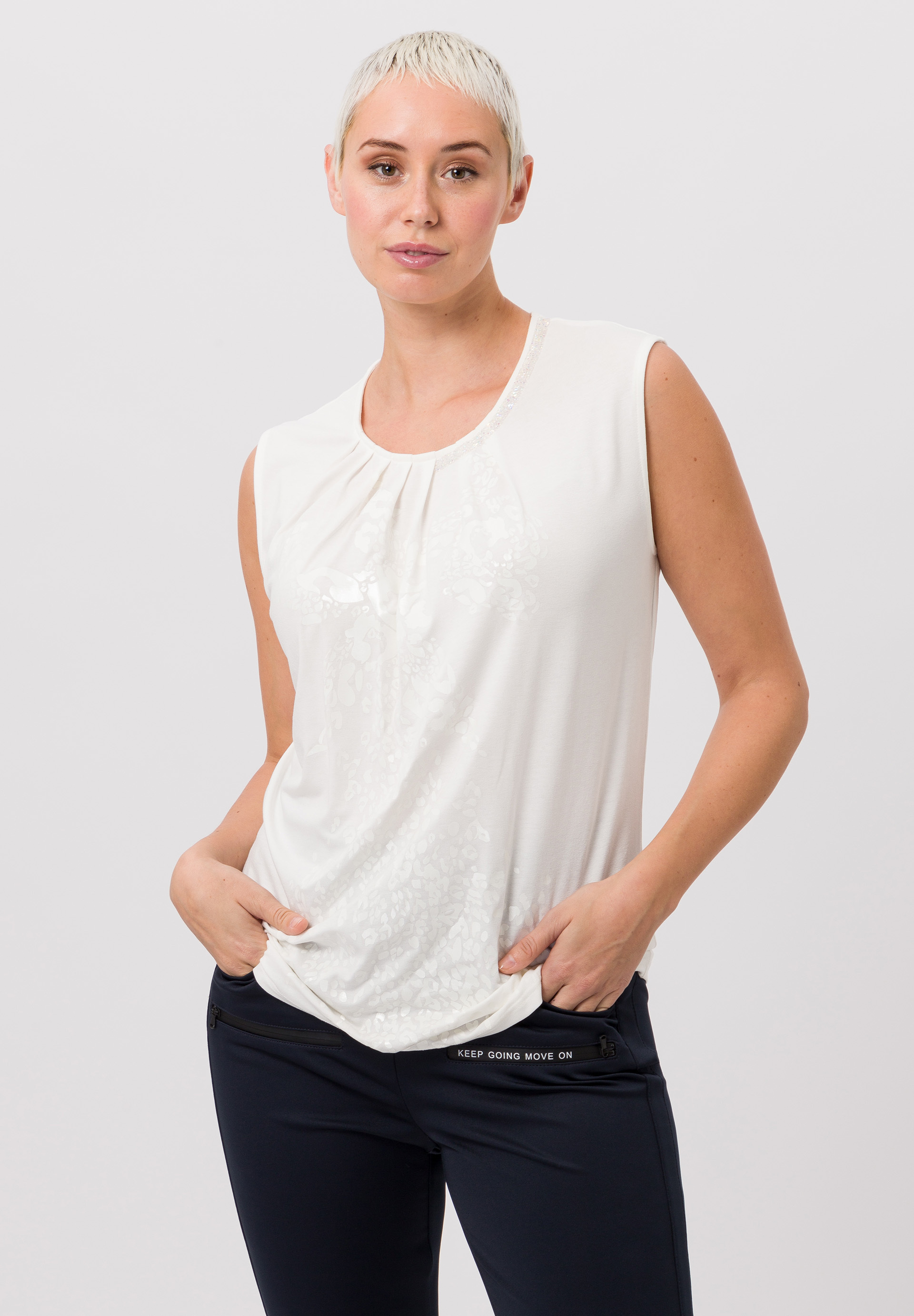Top with chain detail at the neckline - Bild 1 Top with chain detail at the neckline - Bild 1