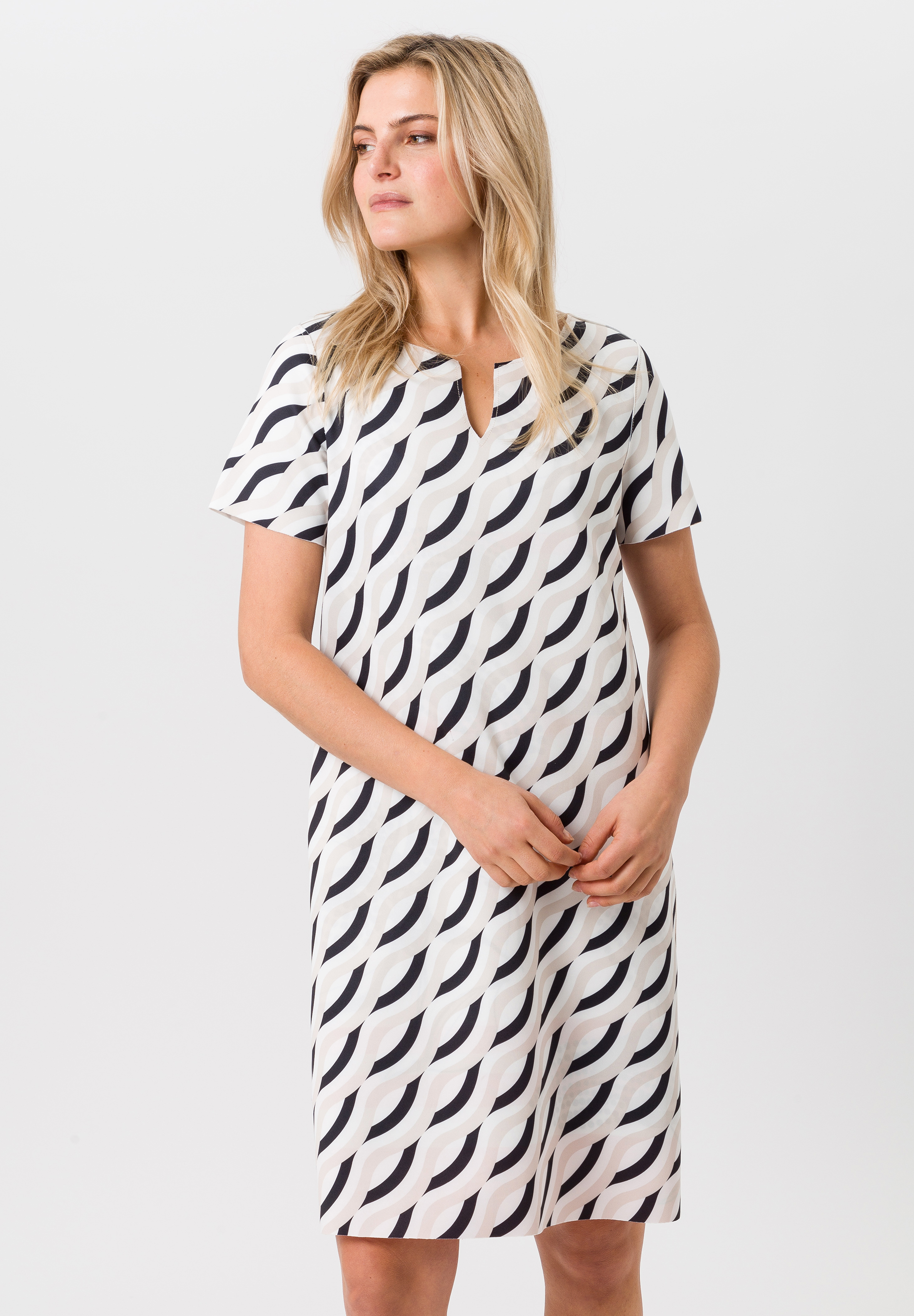 Wendekleid in modernem Print - Bild 2