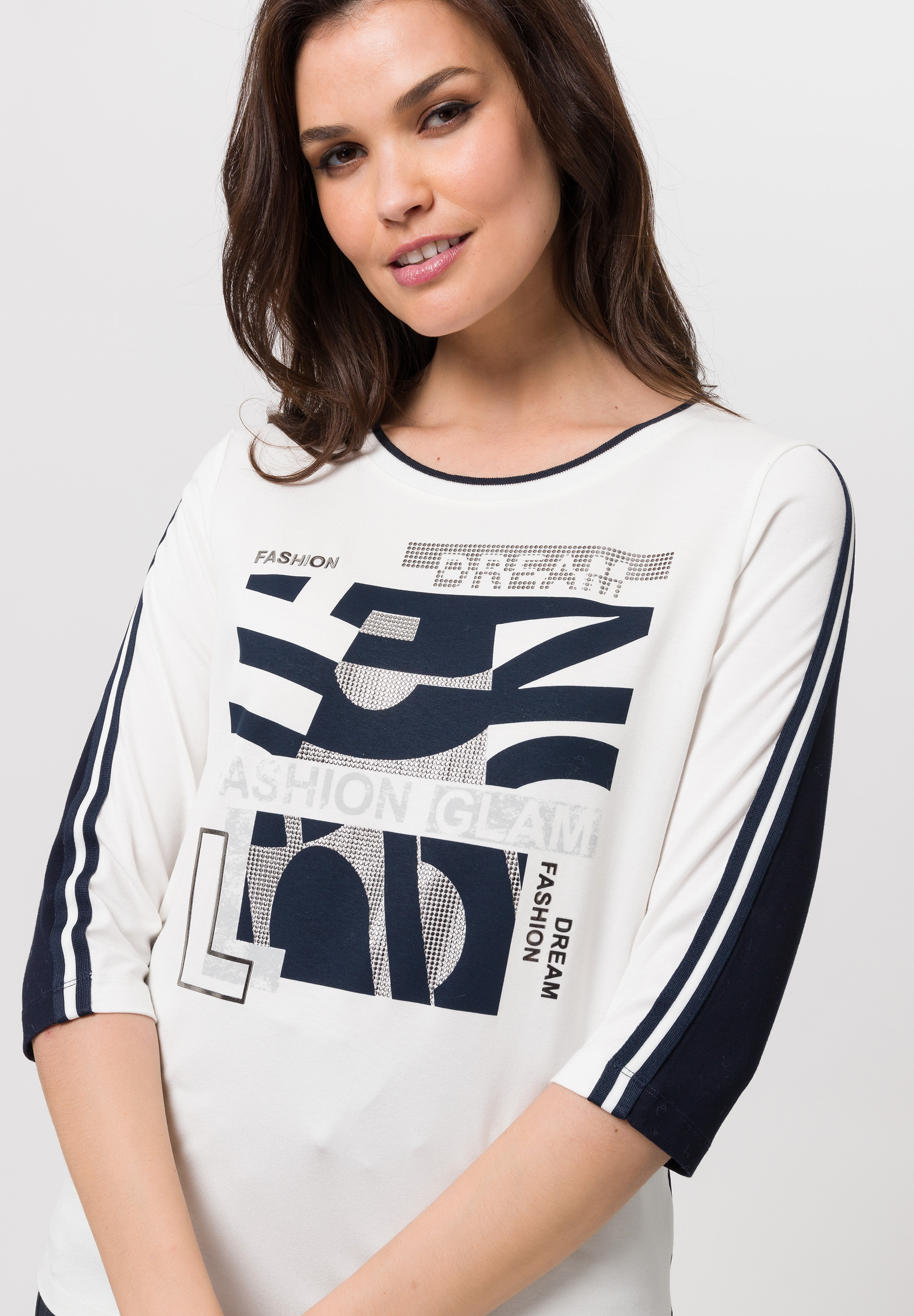 Shirt mit Frontprint und Steinchen - Bild 4