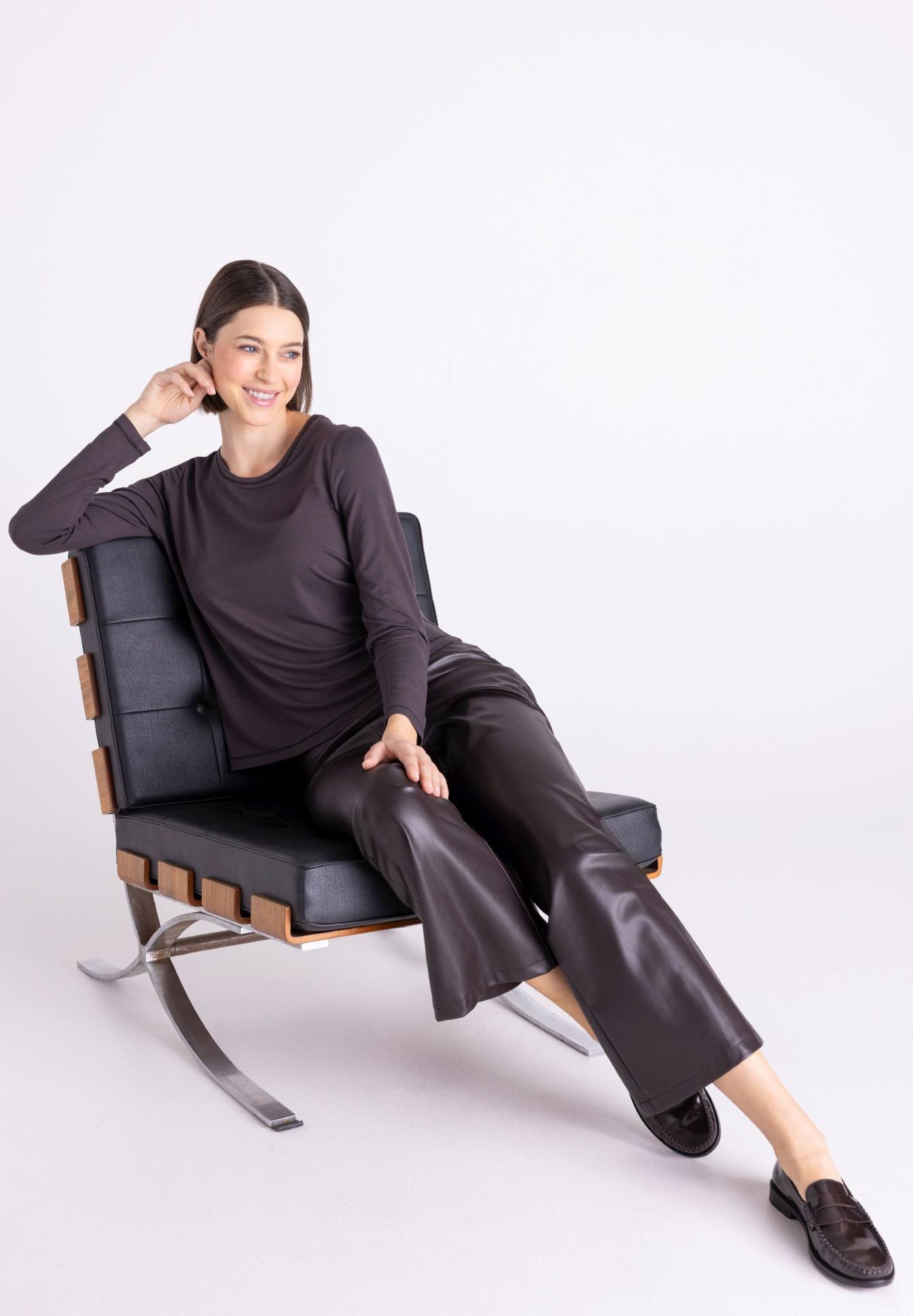 Sessel, Kunstleder, Bequeme Hose, Langärmliges Shirt, Dunkle Farbe, Sessel, Leder, Dunkelgrau, Bequeme Lounge-Haltung, Unisex, Lounge chair, Lederhose, Langarmshirt, Braun, Hausschuh, Leder-Outfit, Lässige Pose