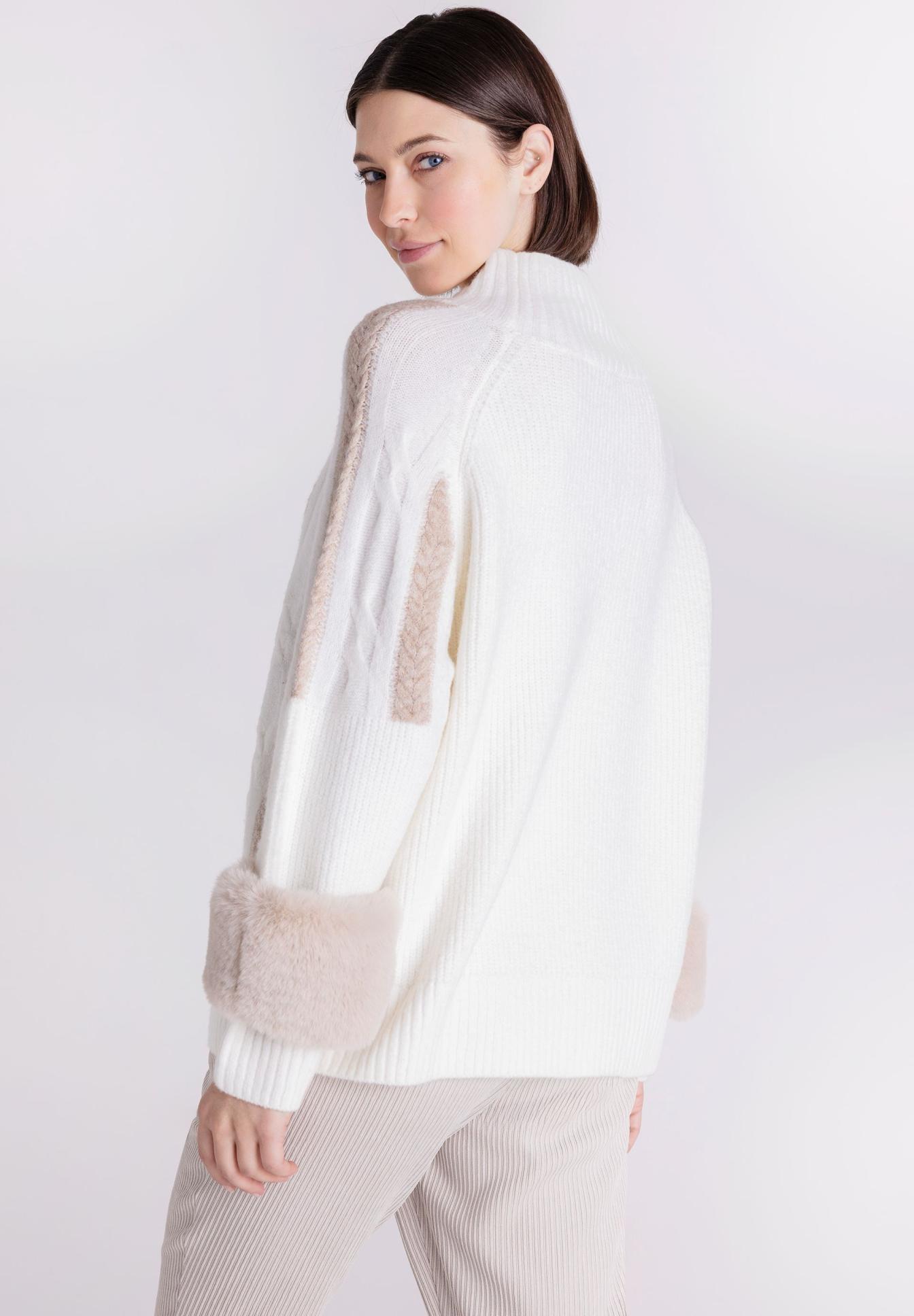 Pullover, weiß, Strickpullover, Pullover, Fuchsschwanz?, white sweater, knitted sweater, oversized sweater, fur cuffs, loungewear pant, strickpullover, weißer pullover, faux fur manschetten, oversized pullover, weiches strickmaterial