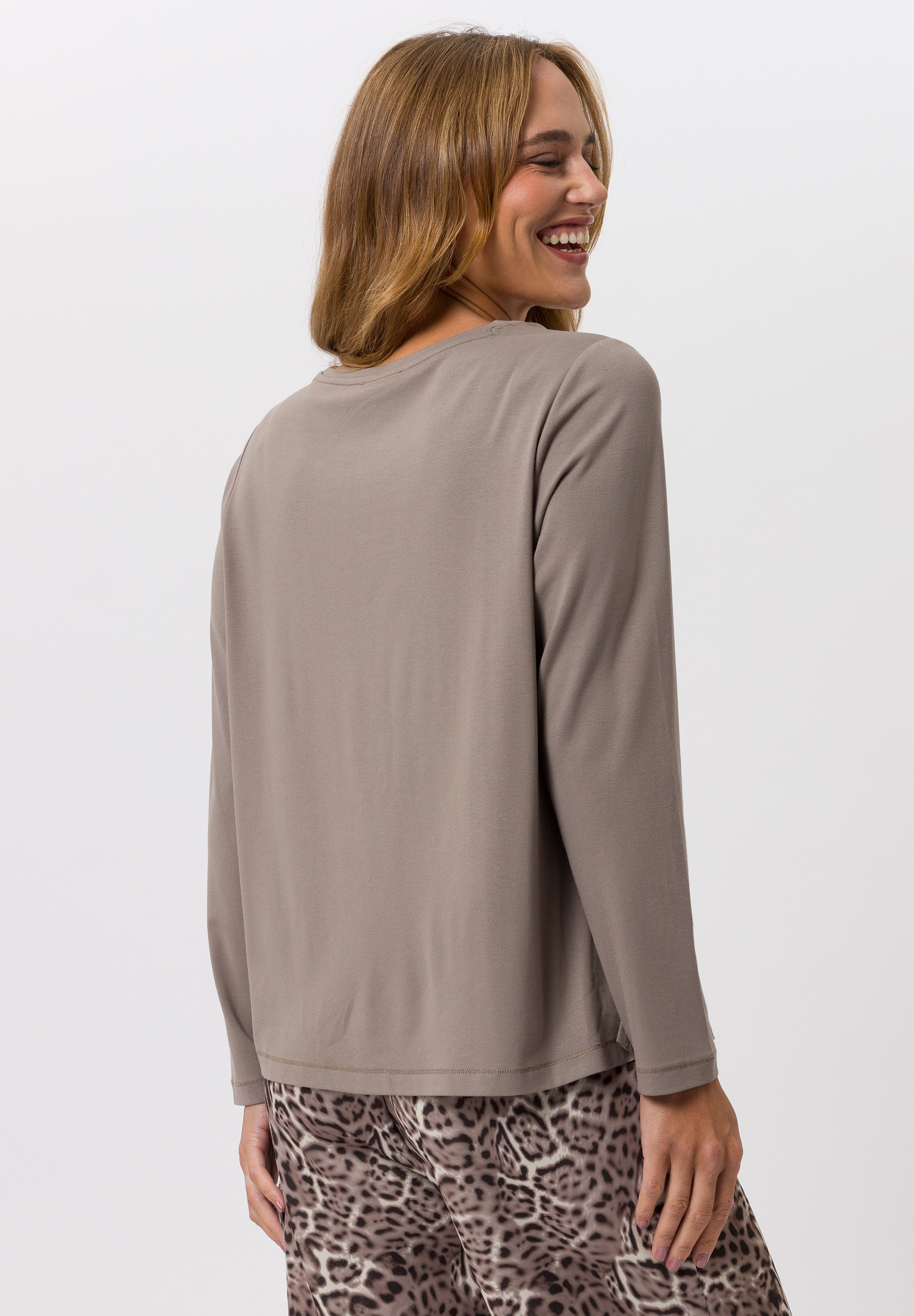 Shirt With satin front - Bild 2 Langarm, Ärmel, Bluse, Person, Frau, Langarm, Ärmel, Bluse, Person, Frau, Langarm, Ärmel, Bluse, Person, Frau