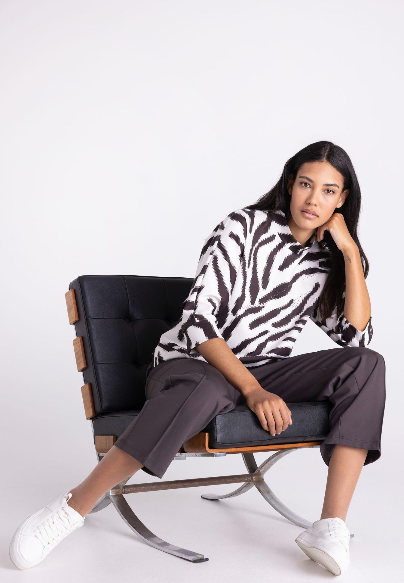 Zebra-Muster, Top-Print, Pullover, Pants, Sneaker,  Zebra Muster,  Zebra-Print,  Pullover,  Jeans?,  Sneaker?, Zebra Muster, Makintosh Sweater, Oversized Top, Damensweater, Schwarz-Weiß,  Zebraprint,  Sweater,  Pullover,  White,  Black