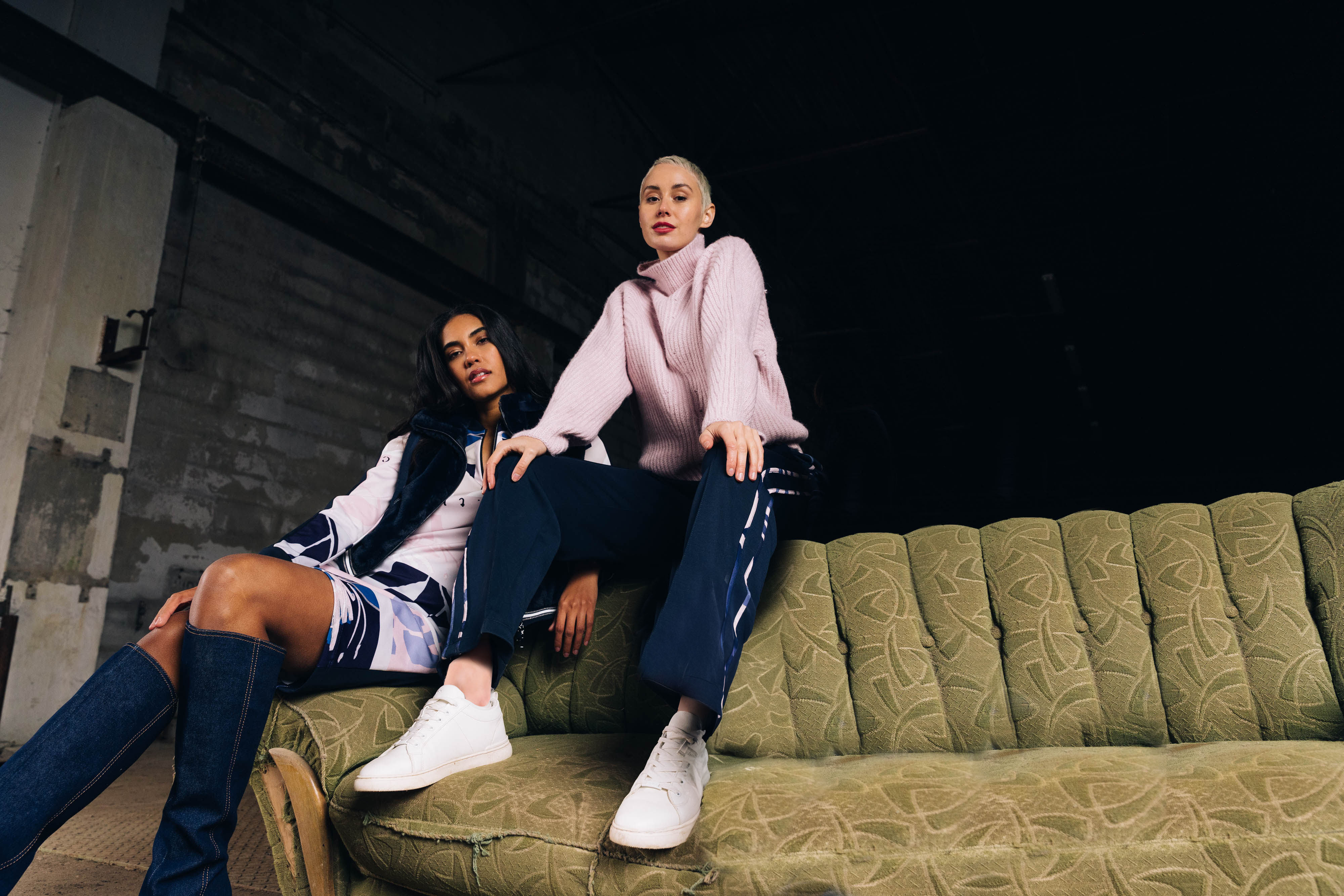 Couch, Hosen, Leute, Person, Jugendlich