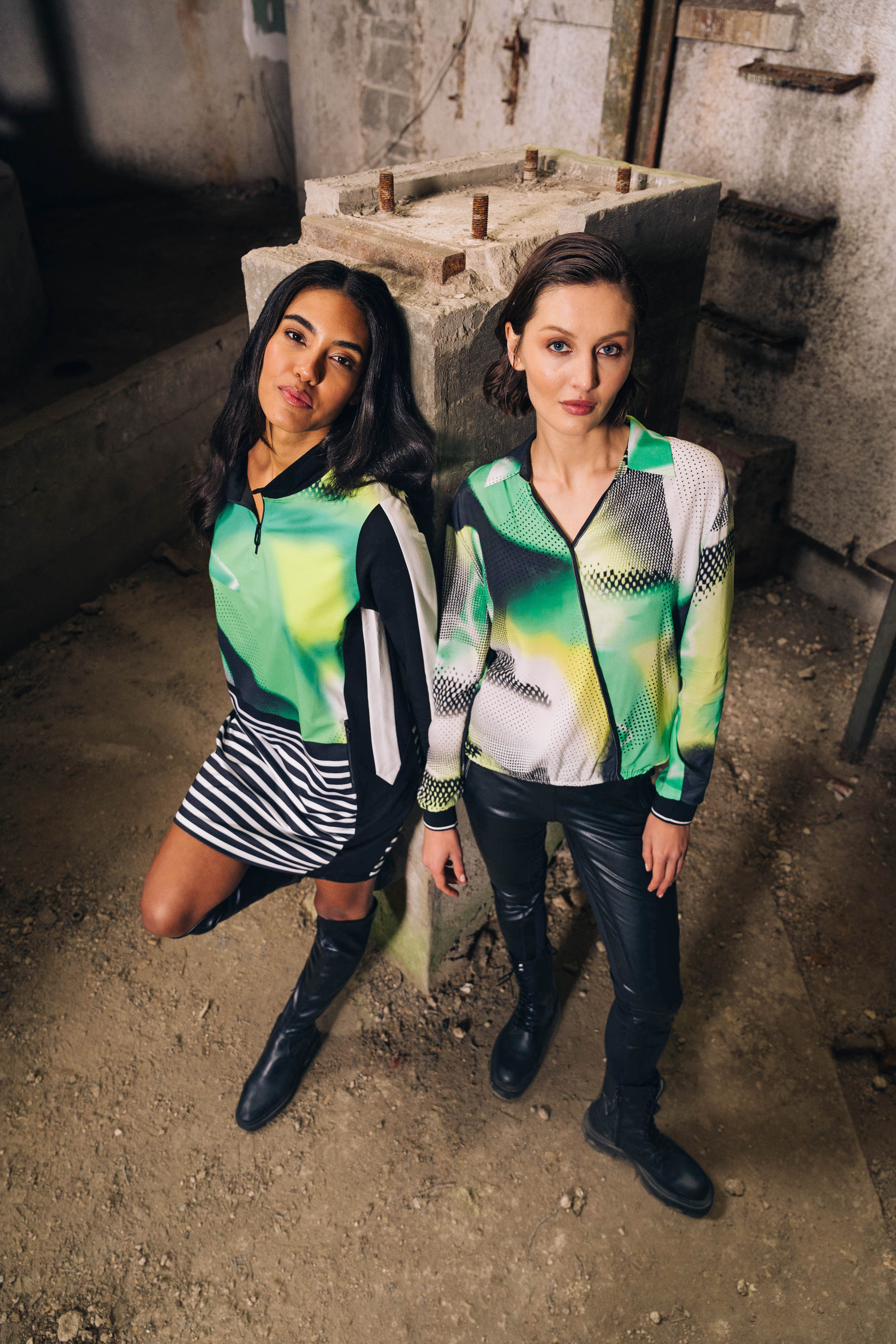 Person, Lächeln, Hosen, Mädchen, Jugendlich