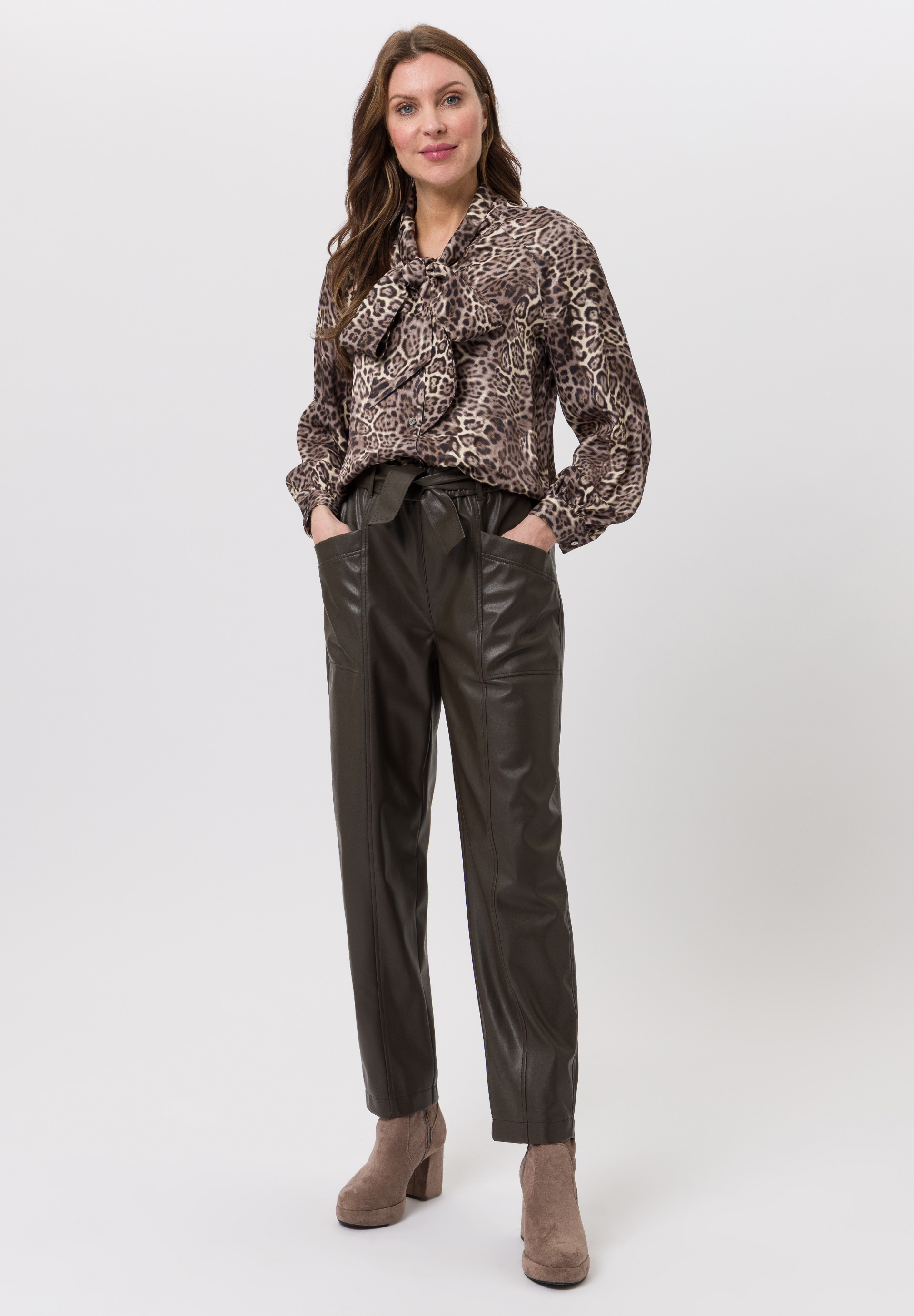 Blouse With tie collar - Bild 3 Bluse, Hosen, Formelle Kleidung, Person, Frau