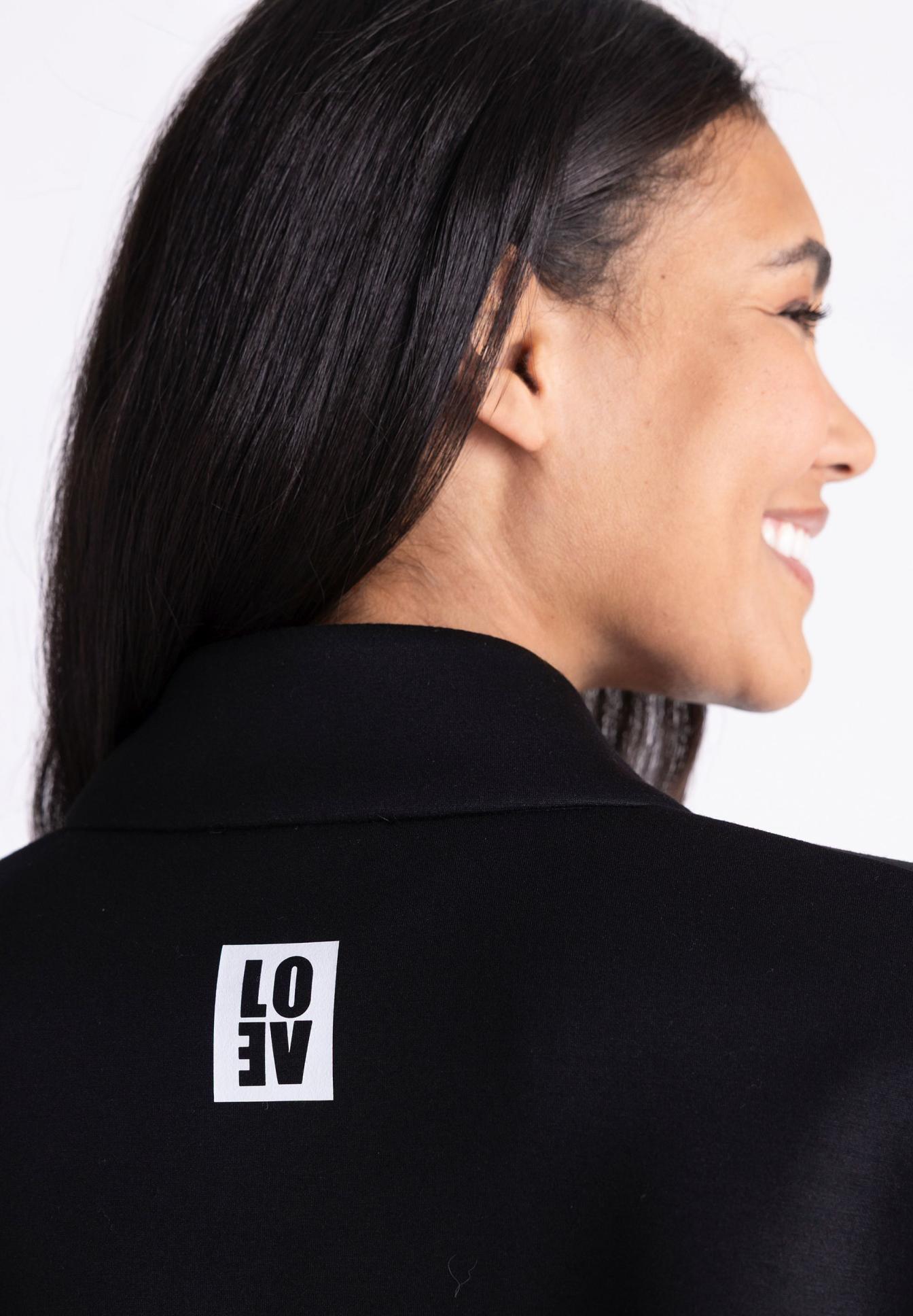 schwarzer Blazer, Logo auf dem Rücken, Kragen, Seitenansicht, Haar, jacke, schwarz, Kollektion?, Logo, Textur, schwarz, Kragen, Logo, Rückenansicht, glattes Haar, jacket, black, collar, logo, back, schwarze jacke, Kragen, Logo, Rückseite, Stoff