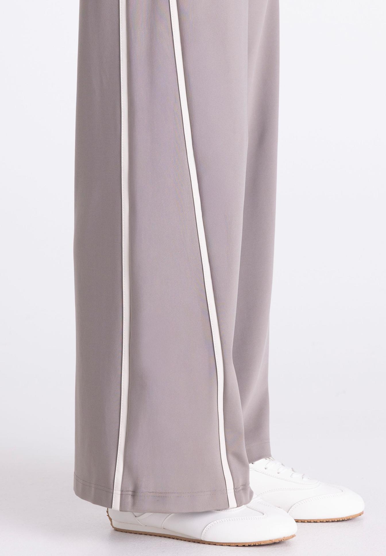 Hose, Jogginghose, Seitliche Streifen, Beige, Gummisohlen-Schuh, Hose, Jogginghose, Lange Hose, Streifen, Weißer Rand, Hose, Sporthose, Seitenstreifen, Weiß, Beinweite, Hose, Lange Hose, Grau, Streifen, Sneaker-Abstandsbund