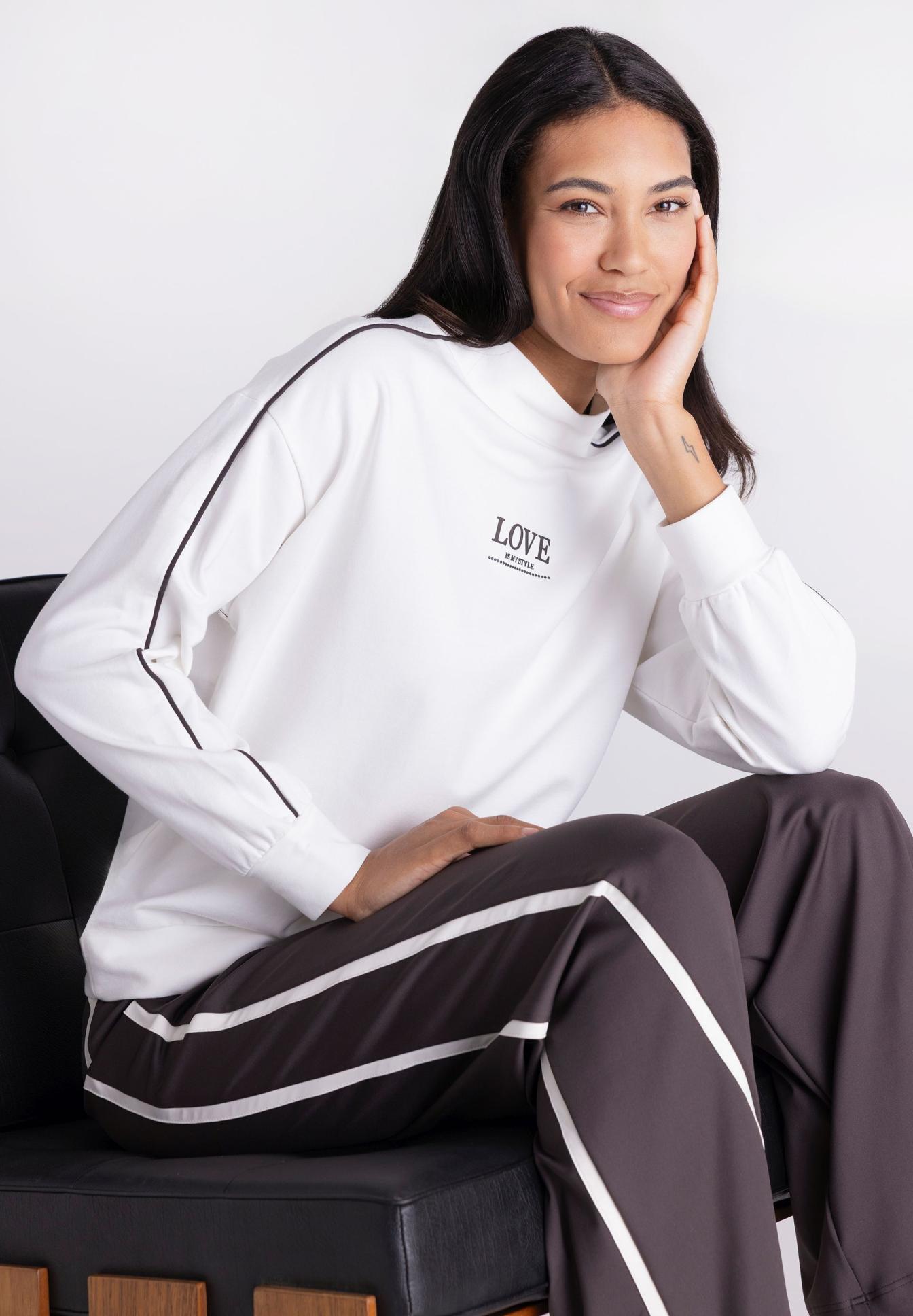 Sweatshirt, Weiß, Langarm, LOVE-Aufdruck, Trackpants, hoodie, longsleeve, white, graphic text, cropped?, Sweatshirt, Long sleeves, White, Printed text, Casual wear, Sweatshirt, Weiß, Lange Ärmel, Kragenlos, LOVE-Print