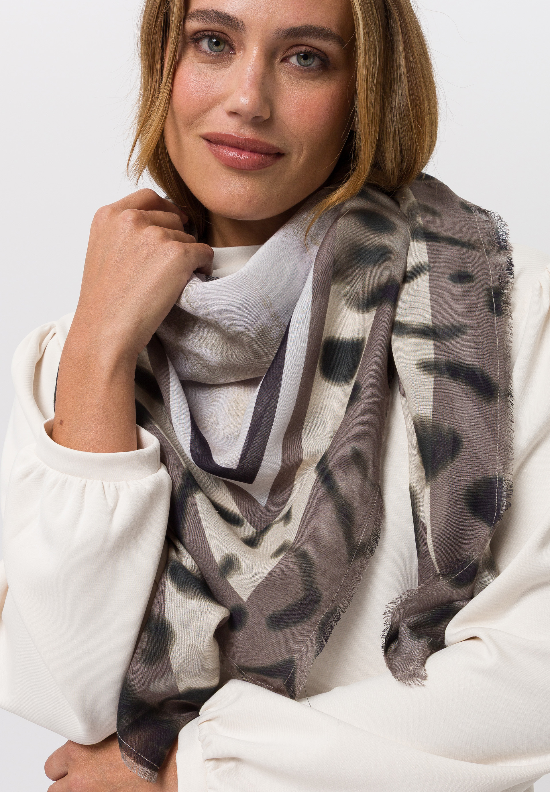 Scarf With fringed hem - Bild 1 Bekleidung, Halstuch, Bluse, Bekleidung, Halstuch, Bluse