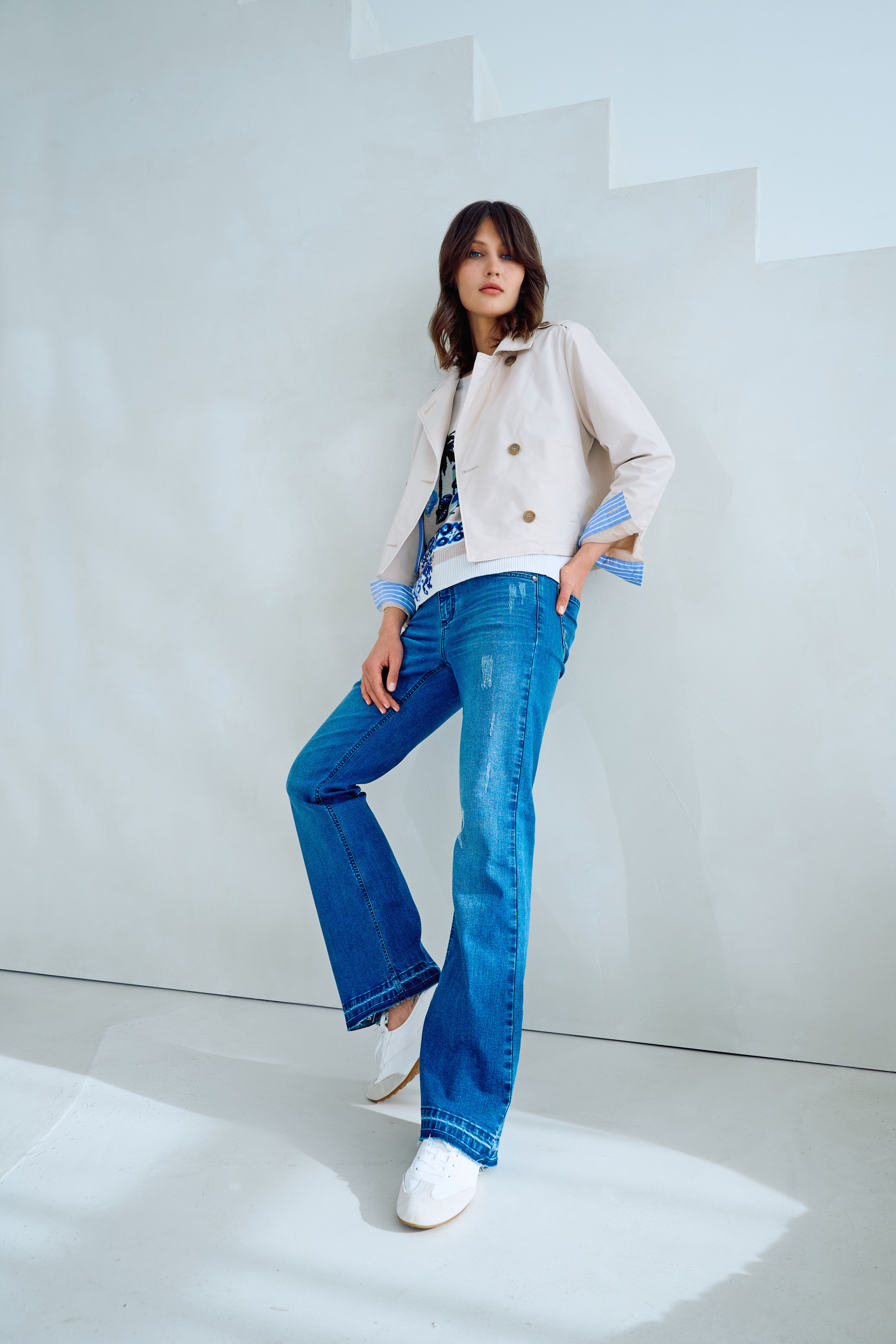 Jeans, Blue jeans, Trench jacket, Casual outfit, White sneakers