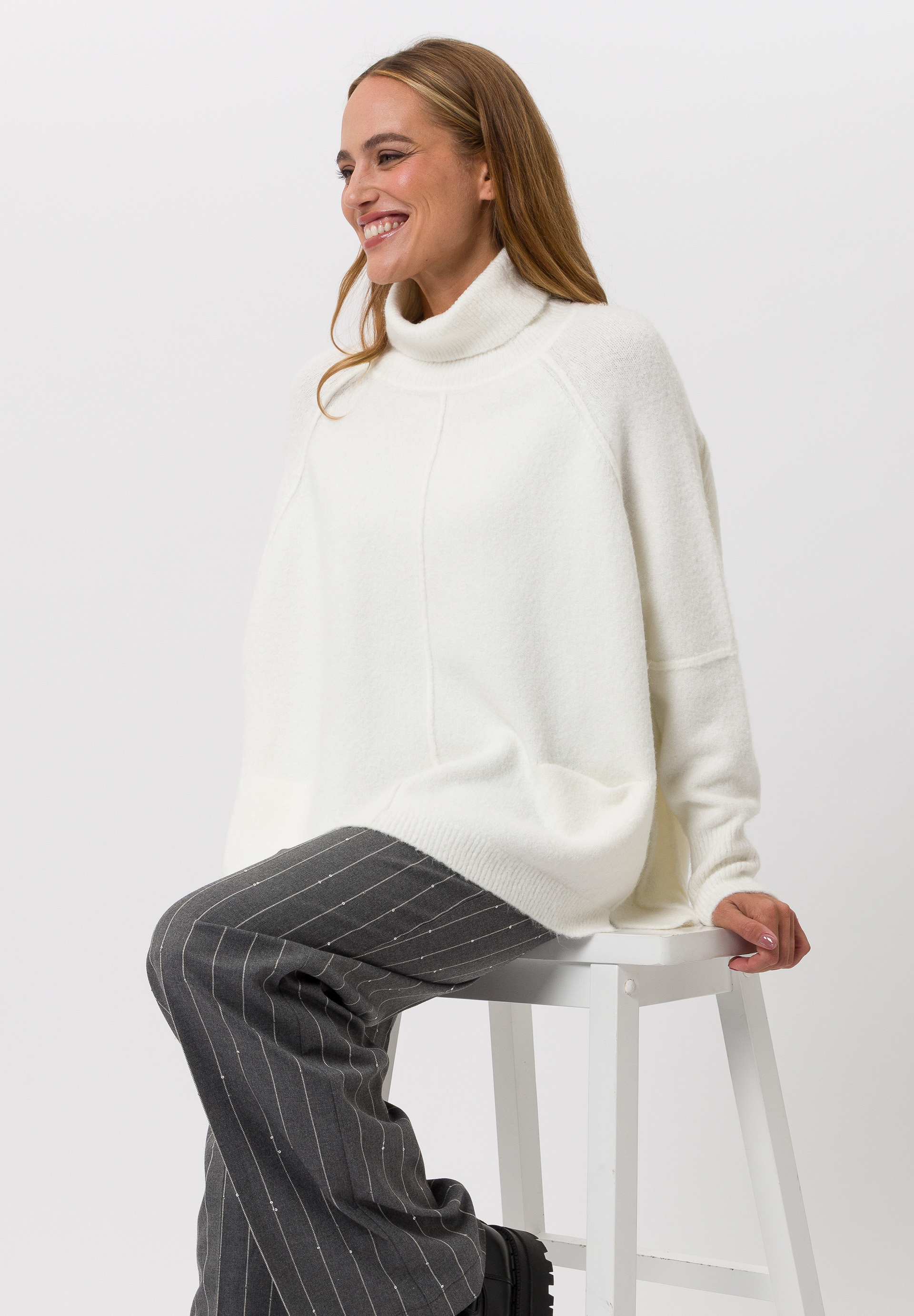 Knitted jumper With stand-up collar twist - Bild 4 Knitted jumper With stand-up collar twist - Bild 4
