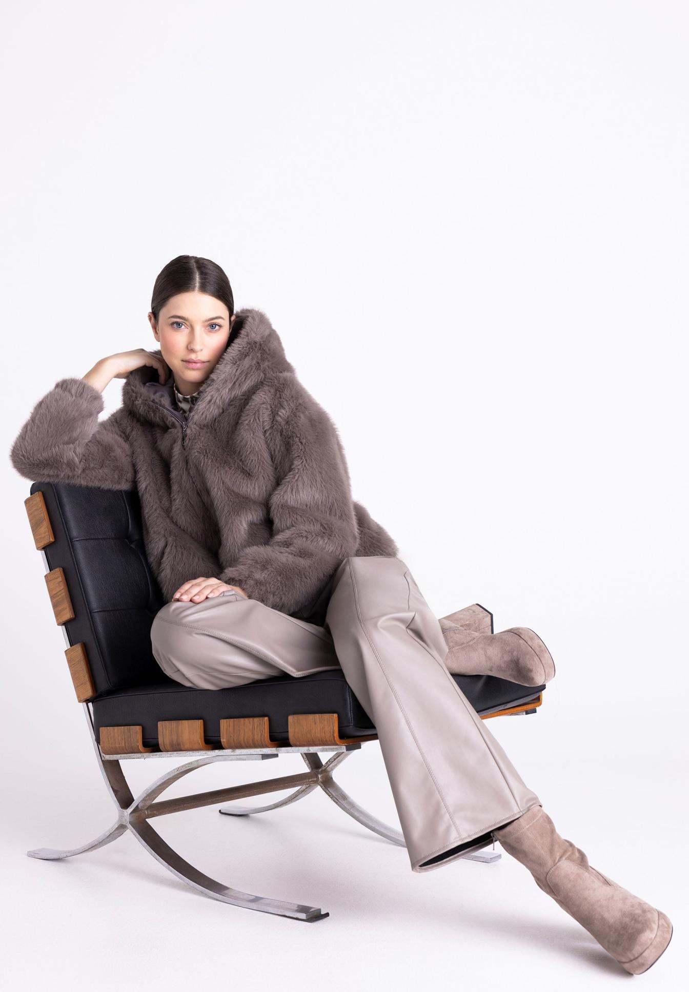 Lammfelljacke, Fellmantel, grau, Oversize, Beige Stiefel, Lammfell-Jacke, Felljacke, Beige Hose, Beige Stiefel, Modellport, Mantel, Fellmantel, Kleidung, Stiefel, Beige/ Taupe