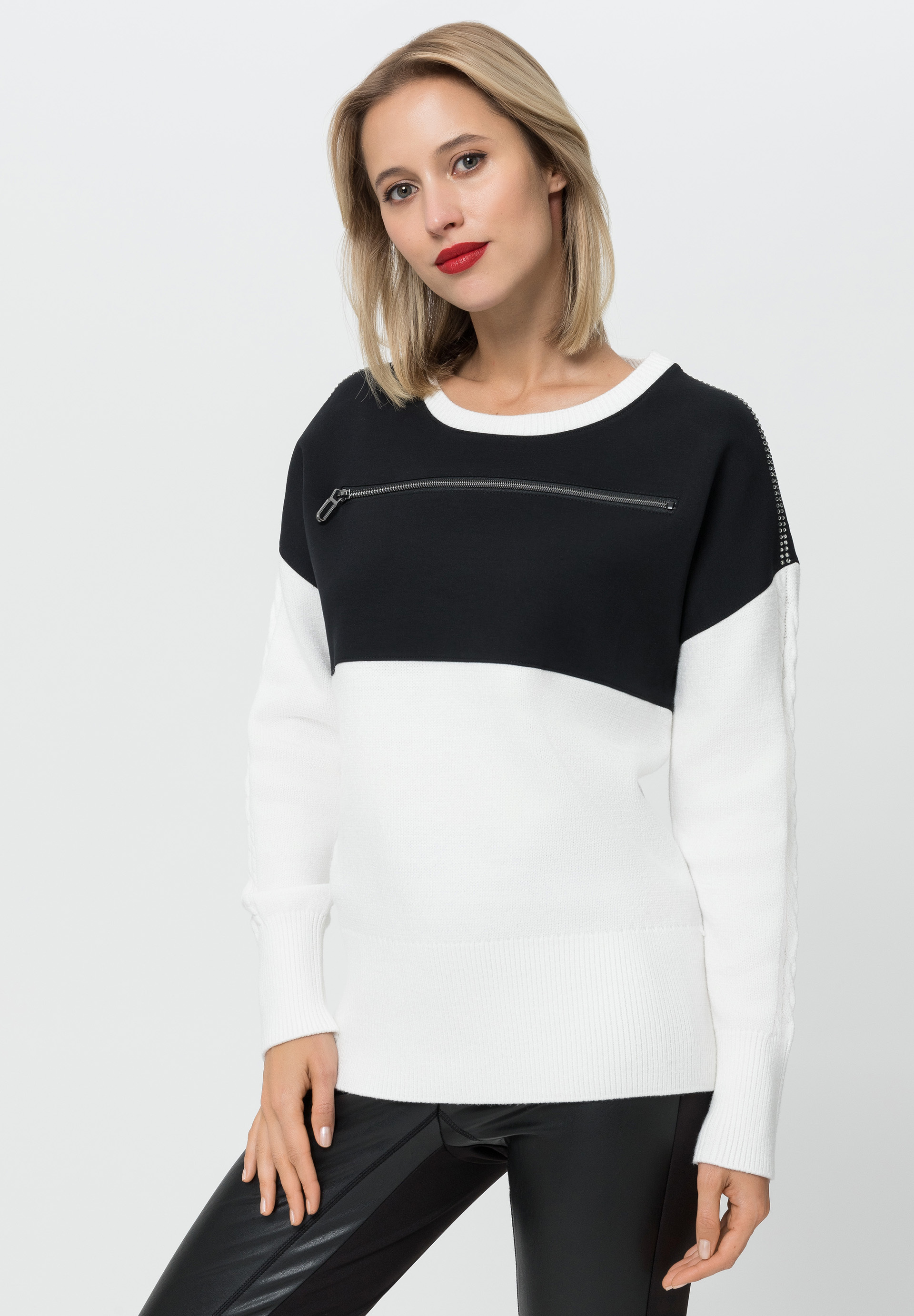Strickpullover mit Kontrastpasse, Nieten und Zopfmuster - Produktbild 1