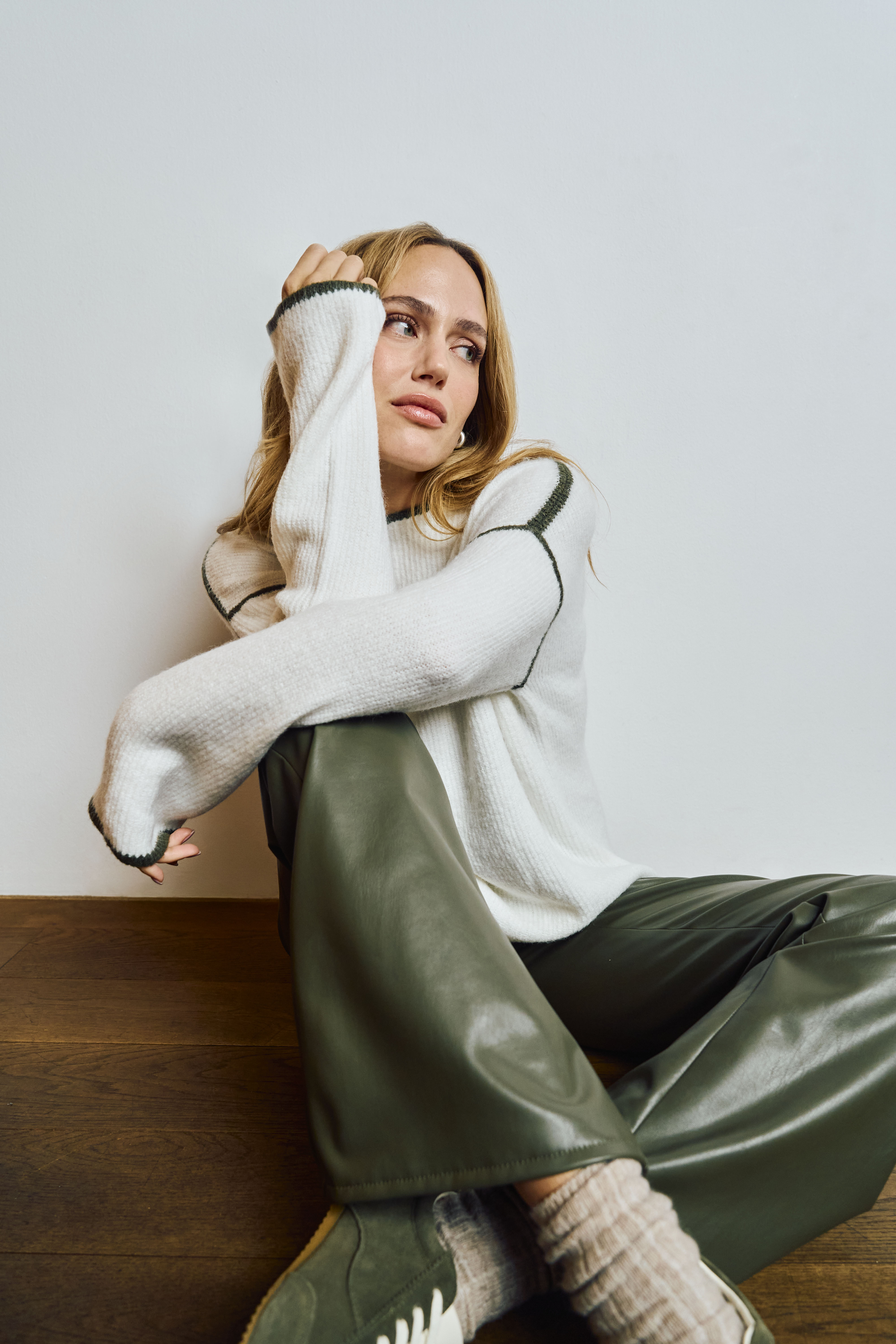 Weißer Pullover, Strickpullover, Lederhose, grüne Hose, Sandalen?