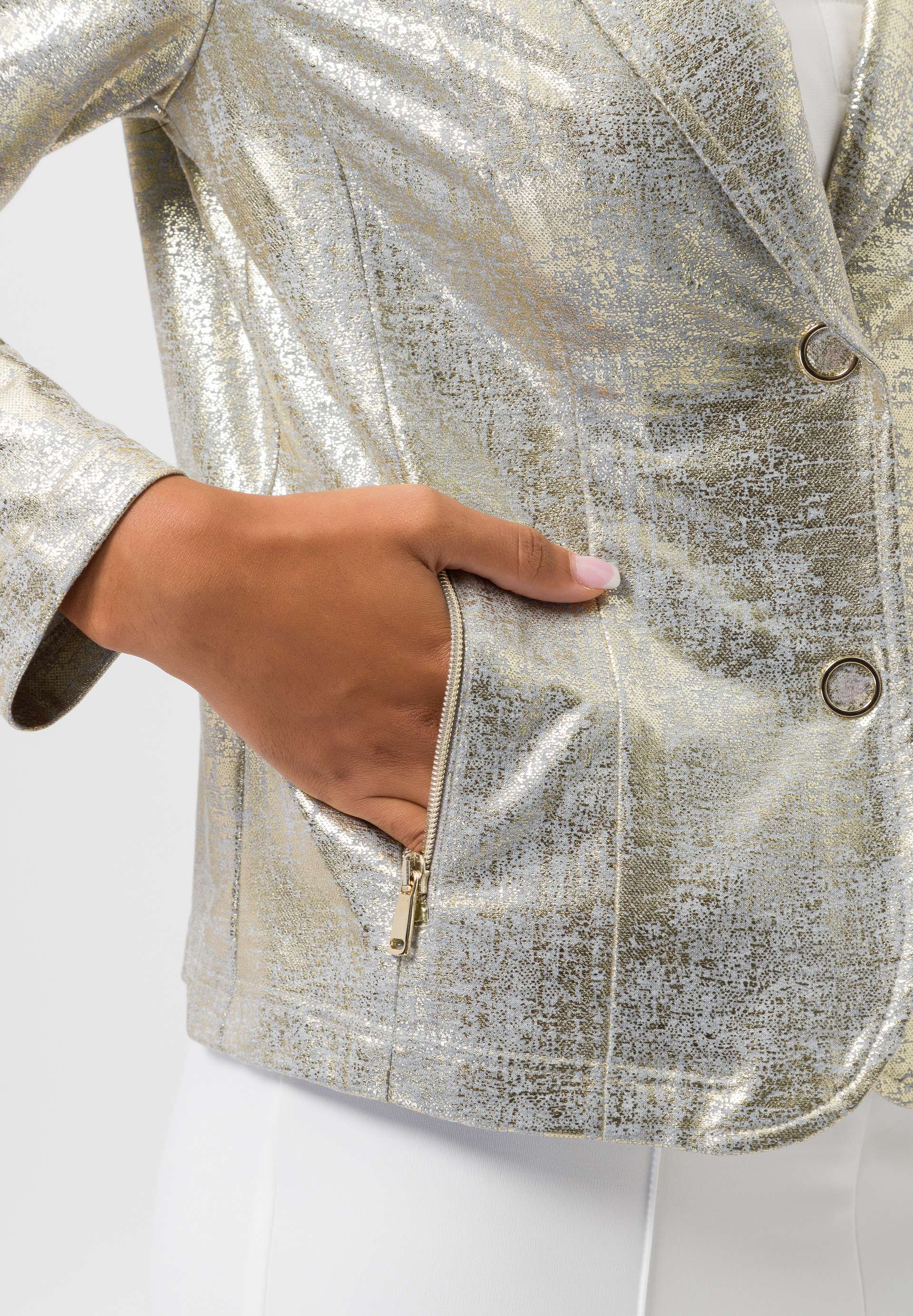 Leichtjacke mit dekorativen Druckknöpfen - Bild 4