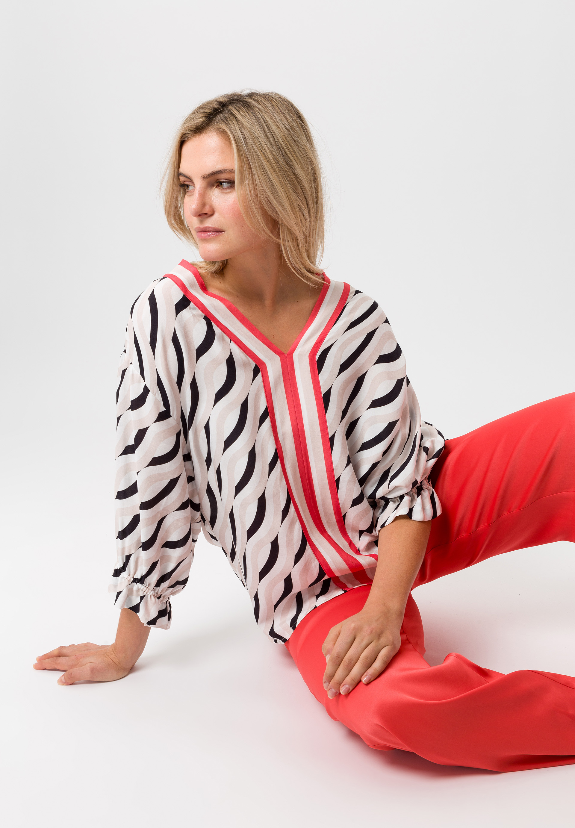 Bluse mit Kontrast-Details - Bild 4