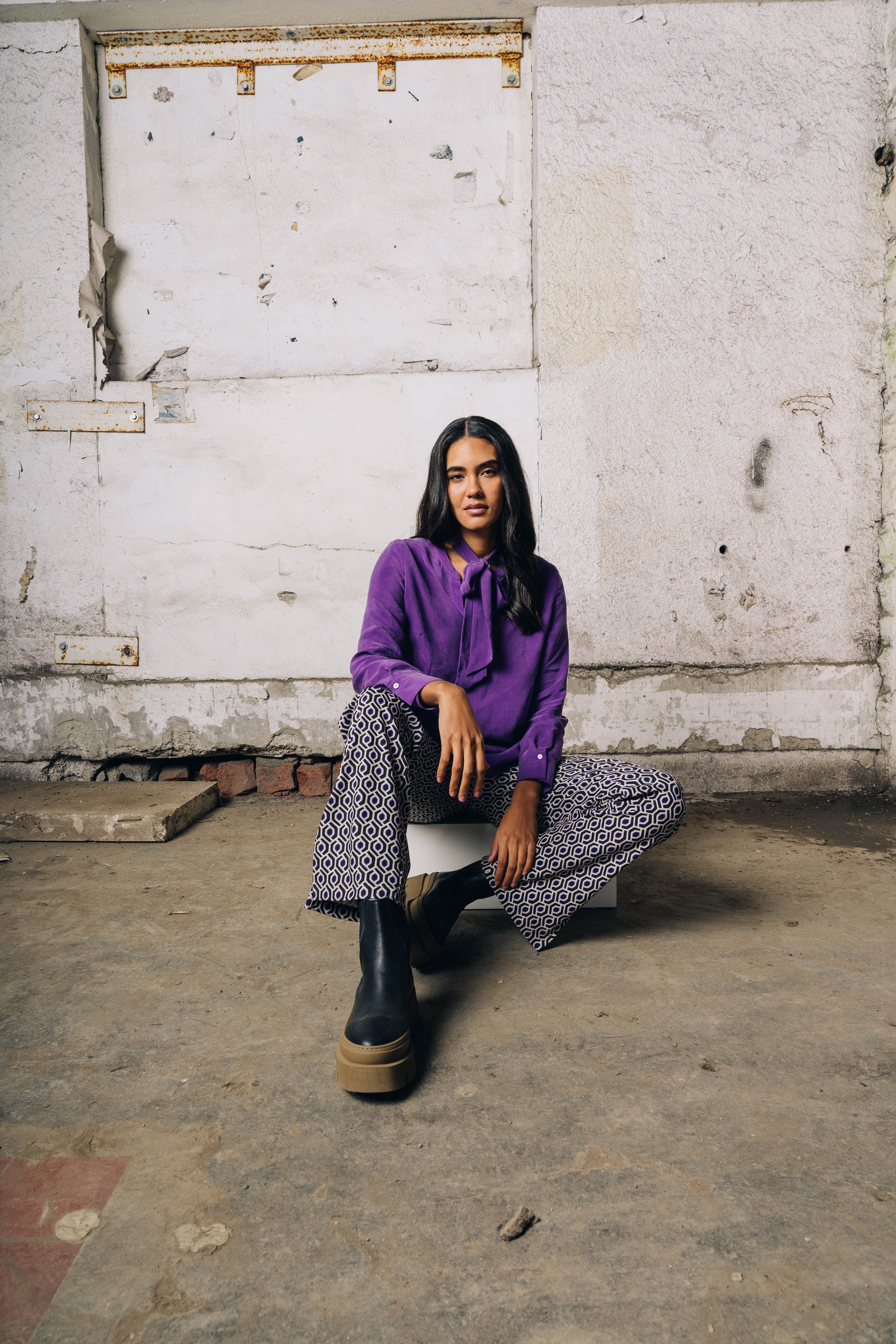 Gesicht, Lächeln, Sitzen, Mantel, Hosen