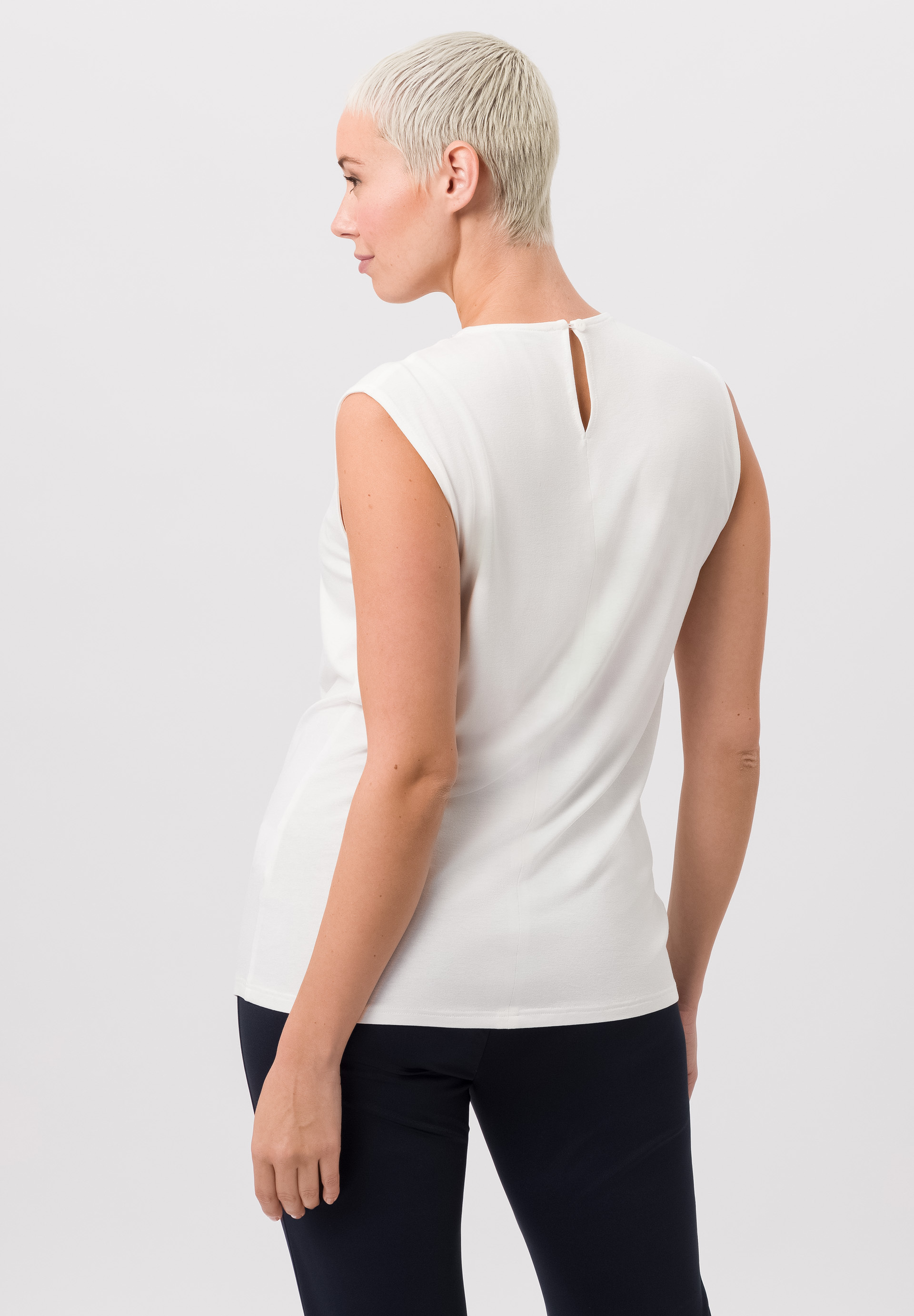 Top mit Kettendetail am Ausschnitt - Bild 2 Top mit Kettendetail am Ausschnitt - Bild 2