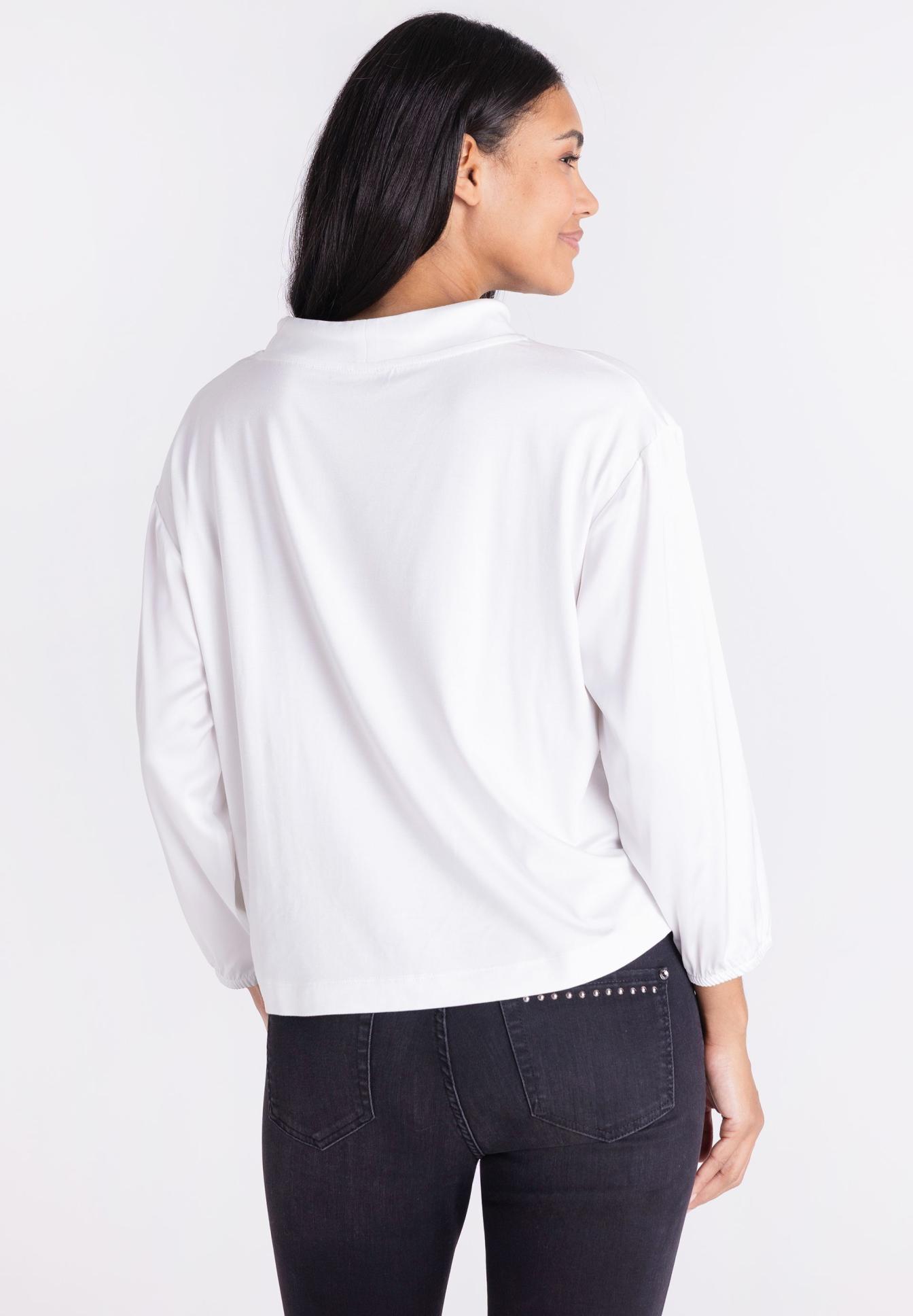 weiße Bluse, Langarm, Kragenlos, Rundhalsausschnitt, weiches Material, weiße bluse, langerarm, oberteil, knopfleiste nicht sichtbar, weicher stoff, weißes oberteil, langarmshirt, rundhals, jeans mit Nieten, back view