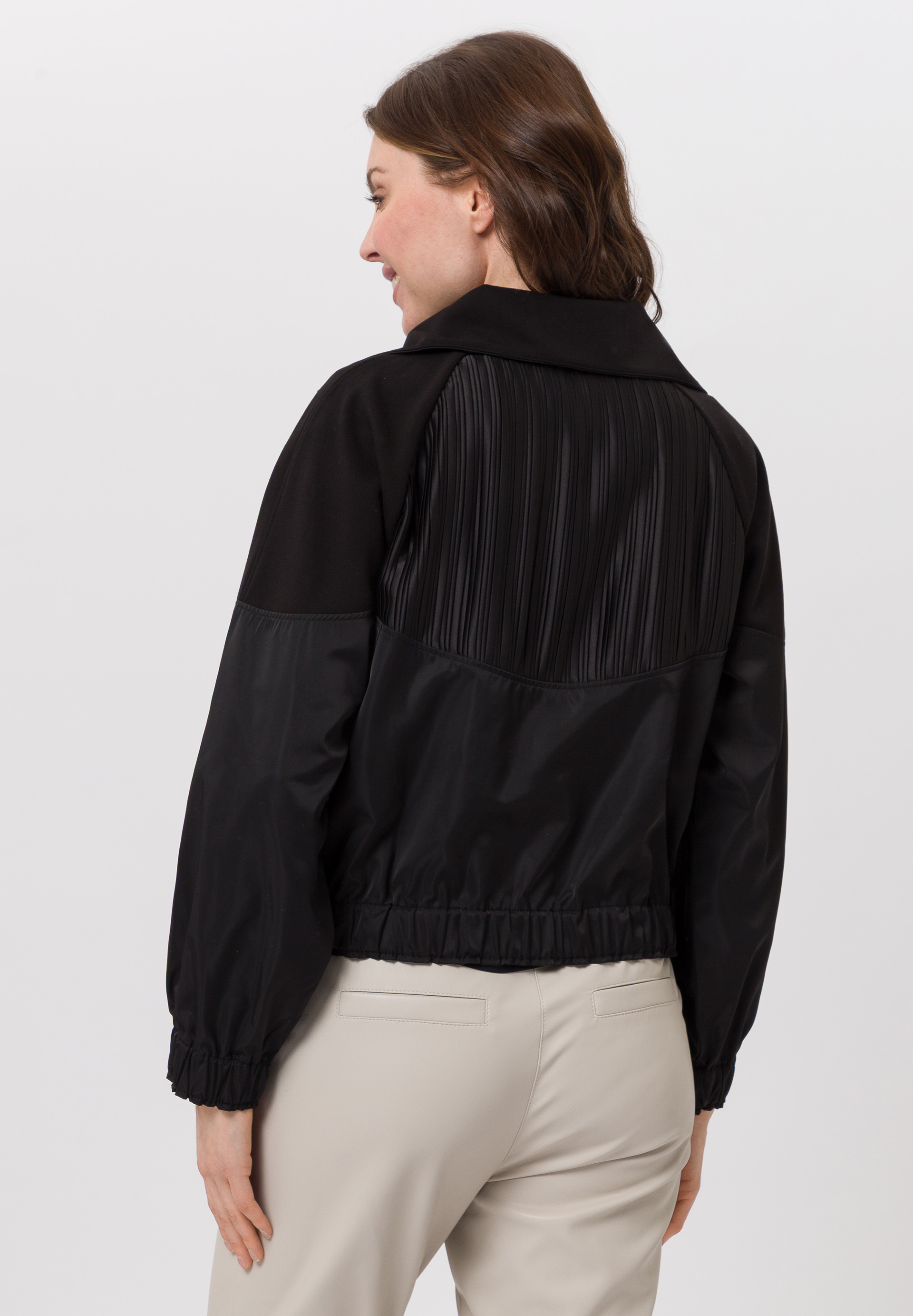 Jacket With pleated inserts - Bild 2 Bekleidung, Mantel, Jacke, Person, Langarm, Bekleidung, Mantel, Jacke, Person, Langarm, Bekleidung, Mantel, Jacke, Person, Langarm, Bekleidung, Mantel, Jacke, Person, Langarm