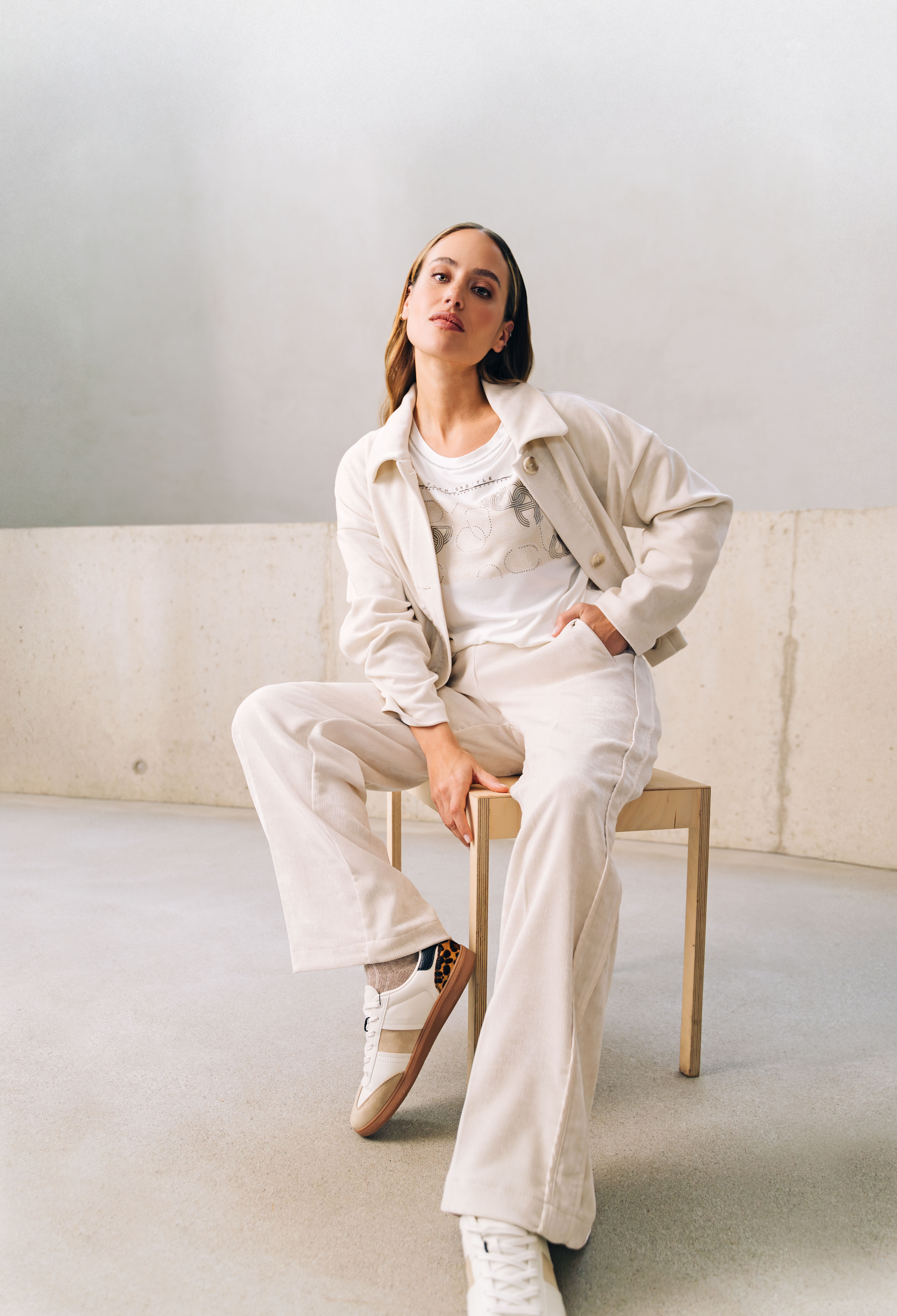 Person, Sitzen, Mantel, Hosen, Schuh