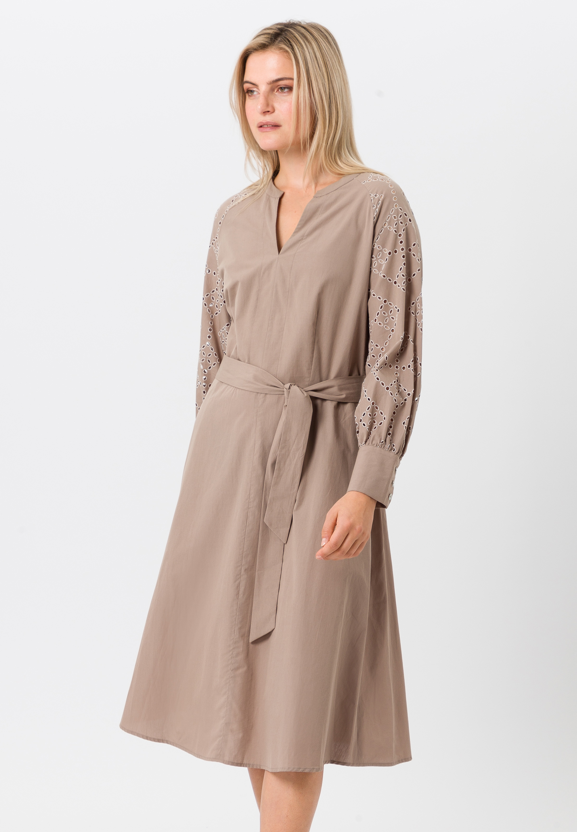 Kleid mit Stickerei-Akzenten - Bild 1