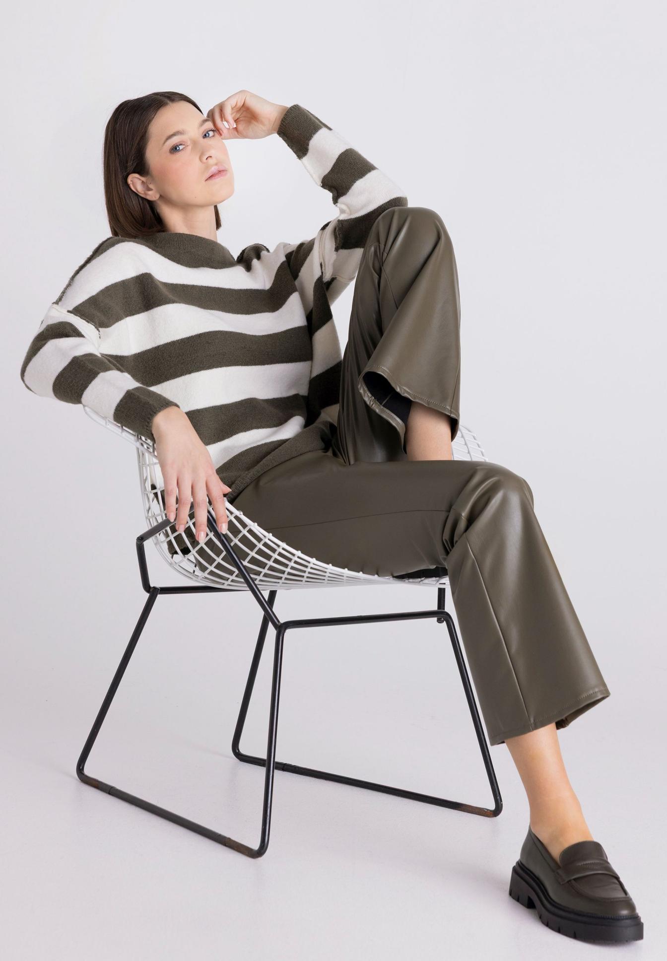 Strickpullover, Breit gestreift, Chunky Knit, Lederhose, Slipper, Strickpullover, Streifen, Hose, Lederoptik, Sessel, Strickpullover, Gestreift, Oversize, Lederhose?, Schuhe?, Strickpullover, Streifen, Oversize, Kunstlederhose, Loafer