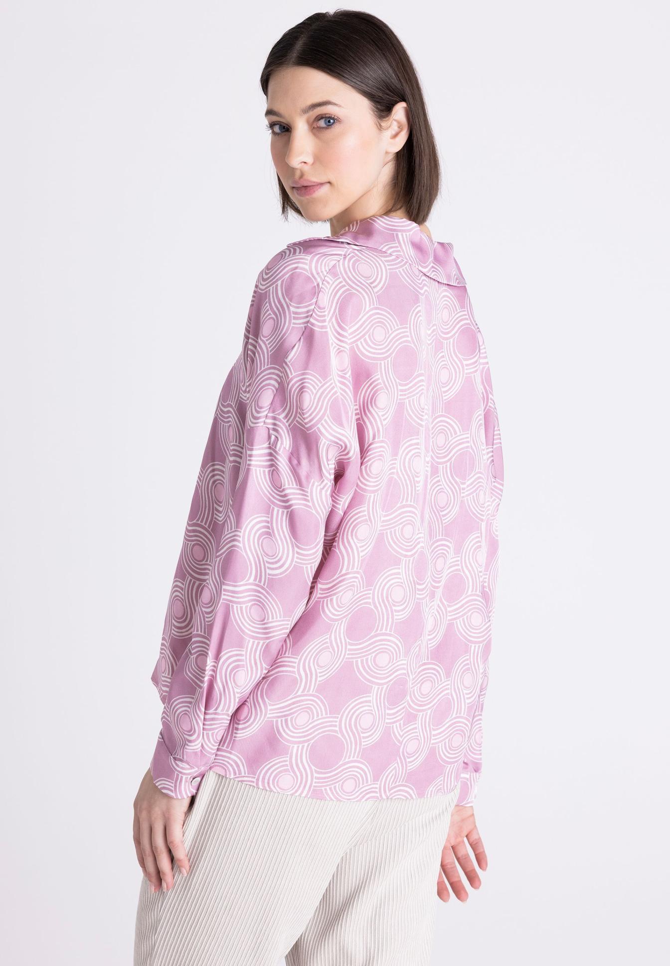 Lila Bluse, Langarm, Geometrisches Muster, Weißer Hintergrund, Oversized Schnitt, Hals-Nessin, Langarmshirt, Rosa Muster, Geometrischer Druck, Oversize, Bluse, Langarm, Rosa, Geometrisches Muster, Oversized
