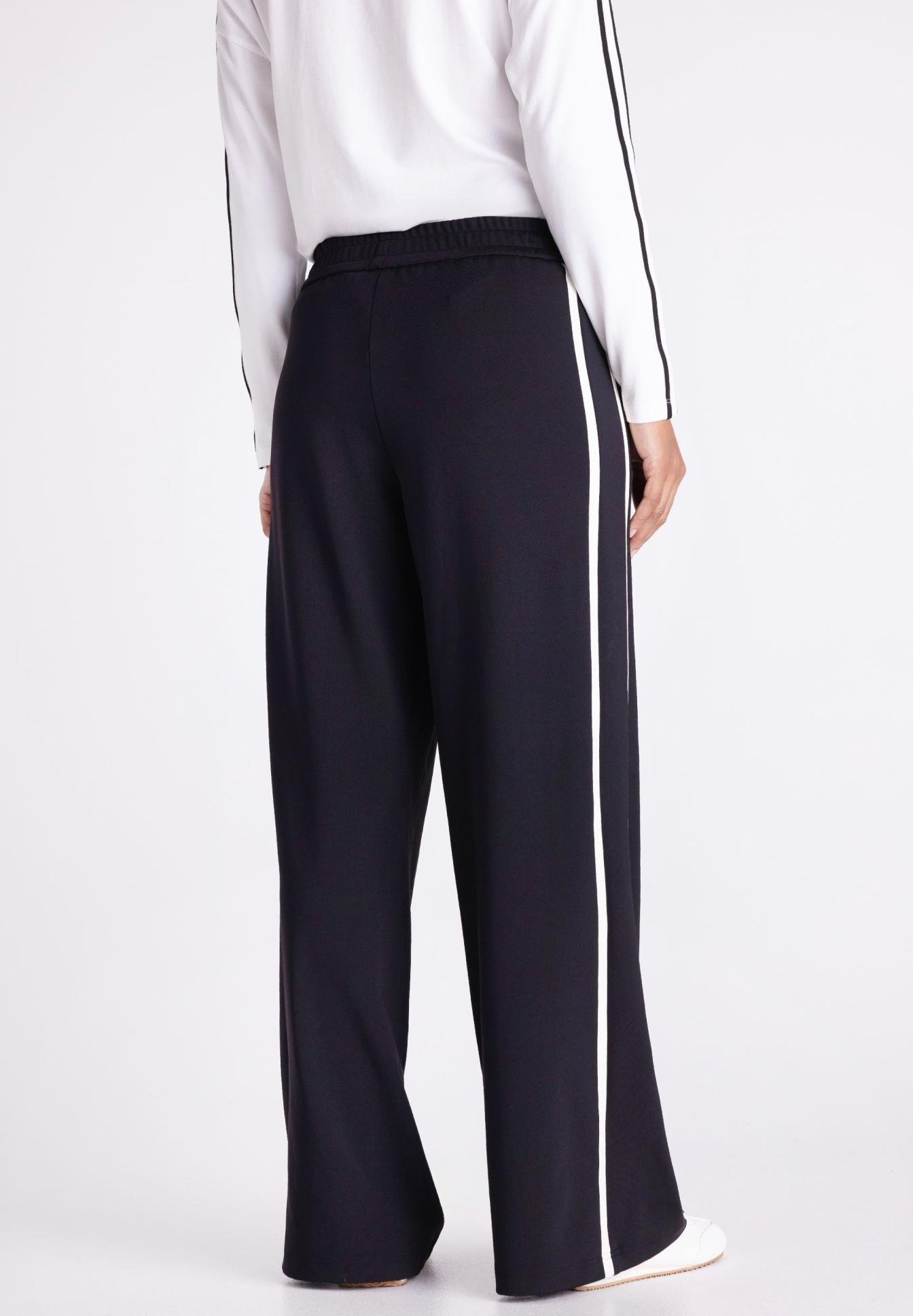 Hose, Weite, Seitenstreifen, Gürtelbänder?, Sporthose, hose, weite hose, streifen, schwarz, sportlich, Hose, Weite Beinlänge, Seitenteilstreifen, Schwarz, Elastischer Bund, Hose, Flared, Schwarz, Seitenstreifen, Grau/Weißer Streifen