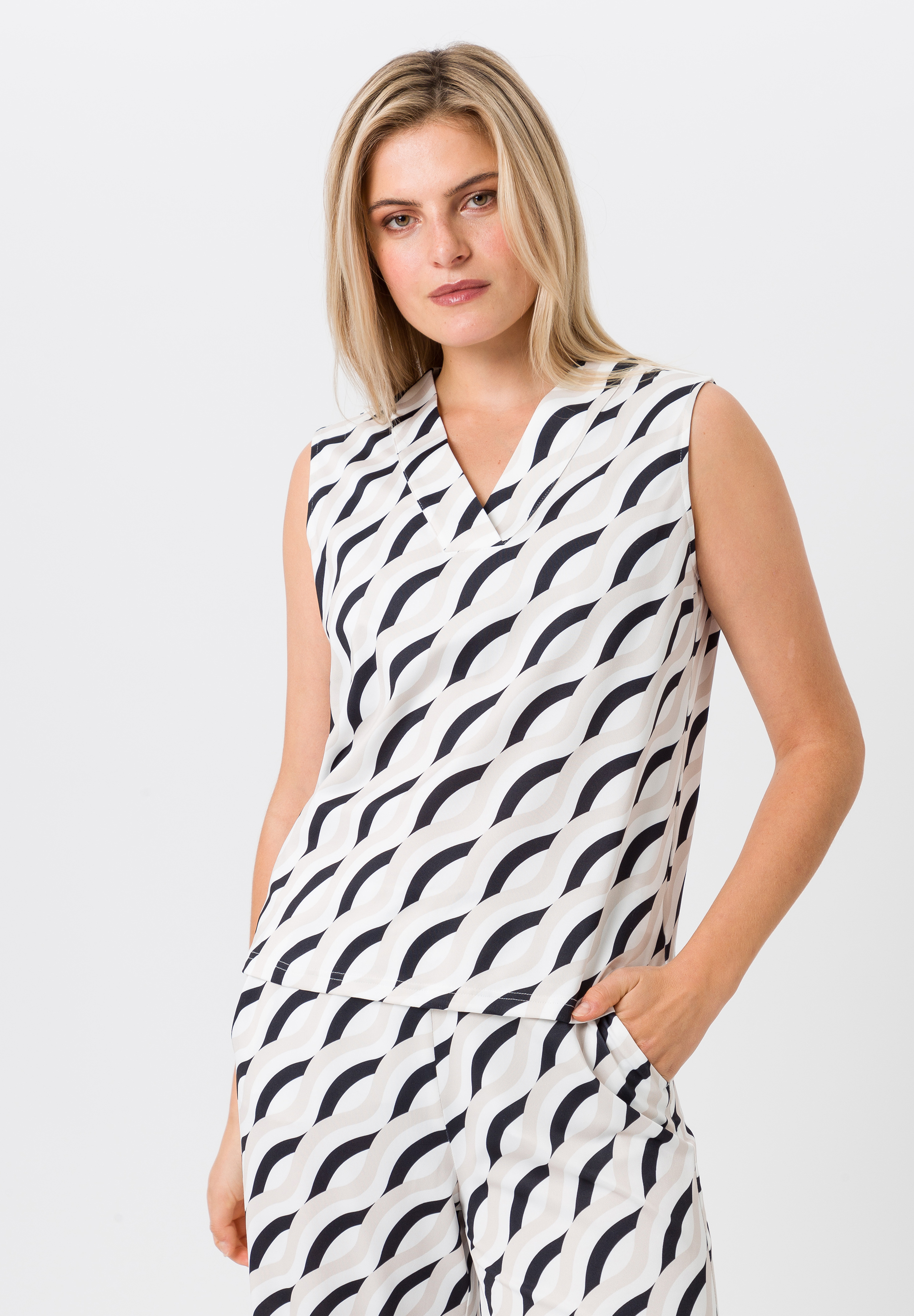 Top mit modernem Print - Produktbild 1