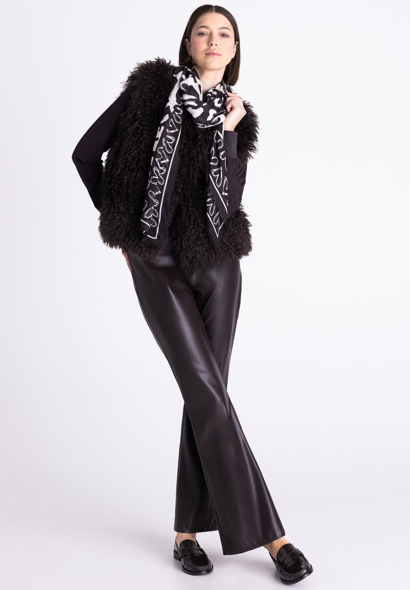 Weste, Faux-Fell, Schal, Lederhose, Schwarz, Schwarz, Weste, Scharfes Fellimitat, Schal, Lederhose, Weste, Sonderart Fellweste, Schwarz, Schal, Lederlook-Glanz, Weste, Fellweste, Schal, Lederhose, Schwarz