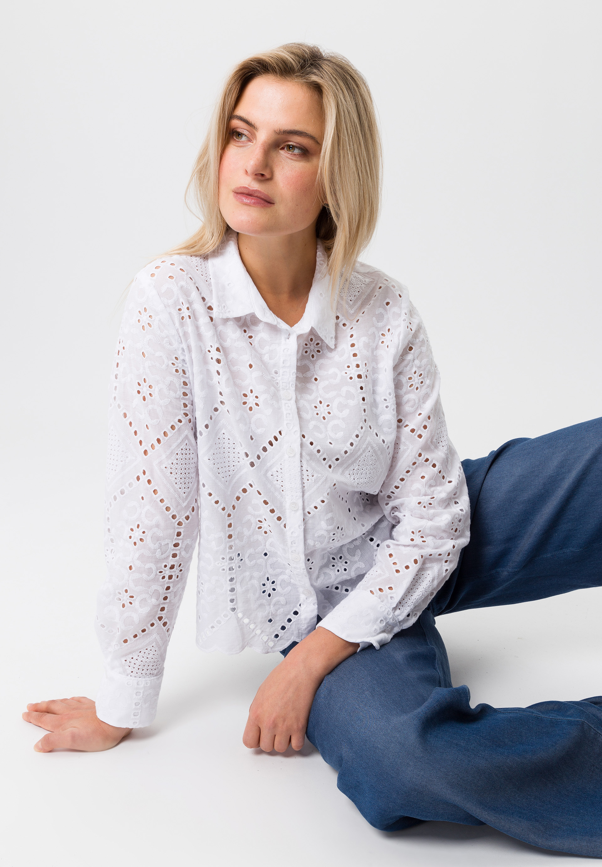 Bluse mit filigraner Stickerei - Bild 4
