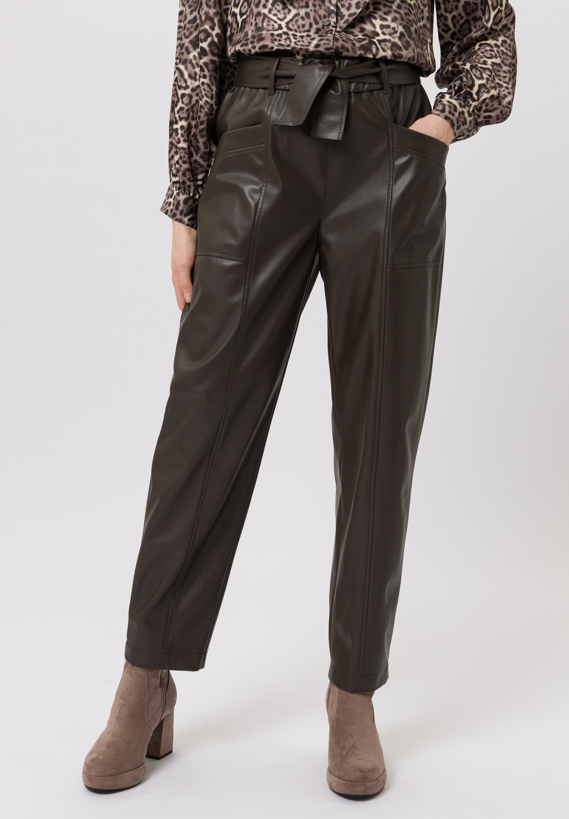 Trousers With tie belt - Bild 1 Hosen, Erwachsener, Männlich, Mann, Person, Hosen, Erwachsener, Männlich, Mann, Person