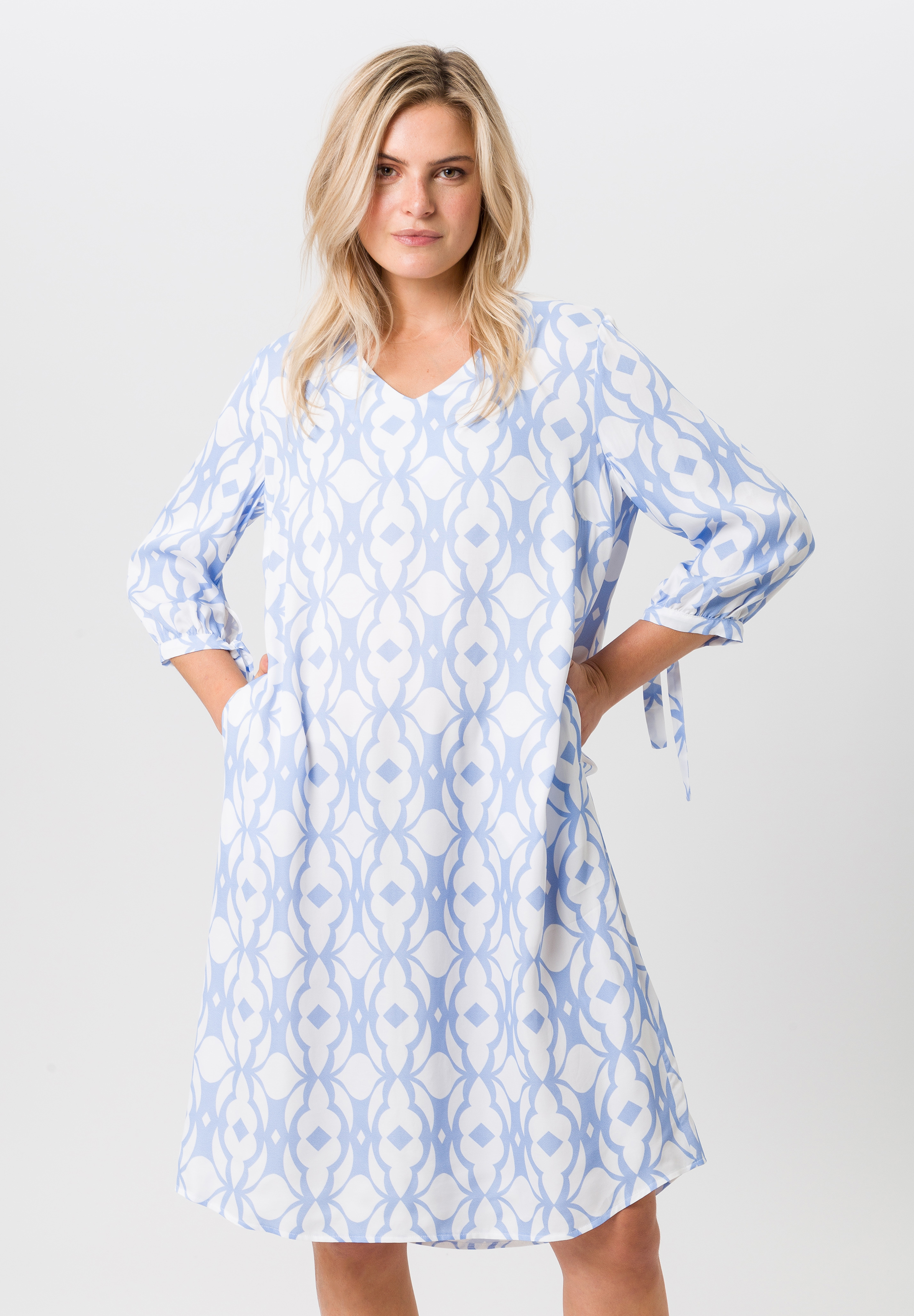 Blusenkleid mit grafischem Muster - Bild 1