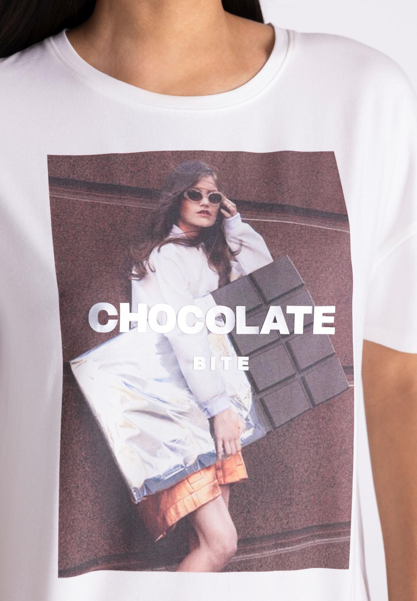 T-Shirt, Graphic, Chocolate, Print, White, Tee, T-Shirt, Grafik, Print, Motiv, T-Shirt, Graphic, White, Print, Chocolate Bite, T-Shirt, Bedrucktes Oberteil, Grafik-Tee, Weißes T-Shirt, Modeoberteil