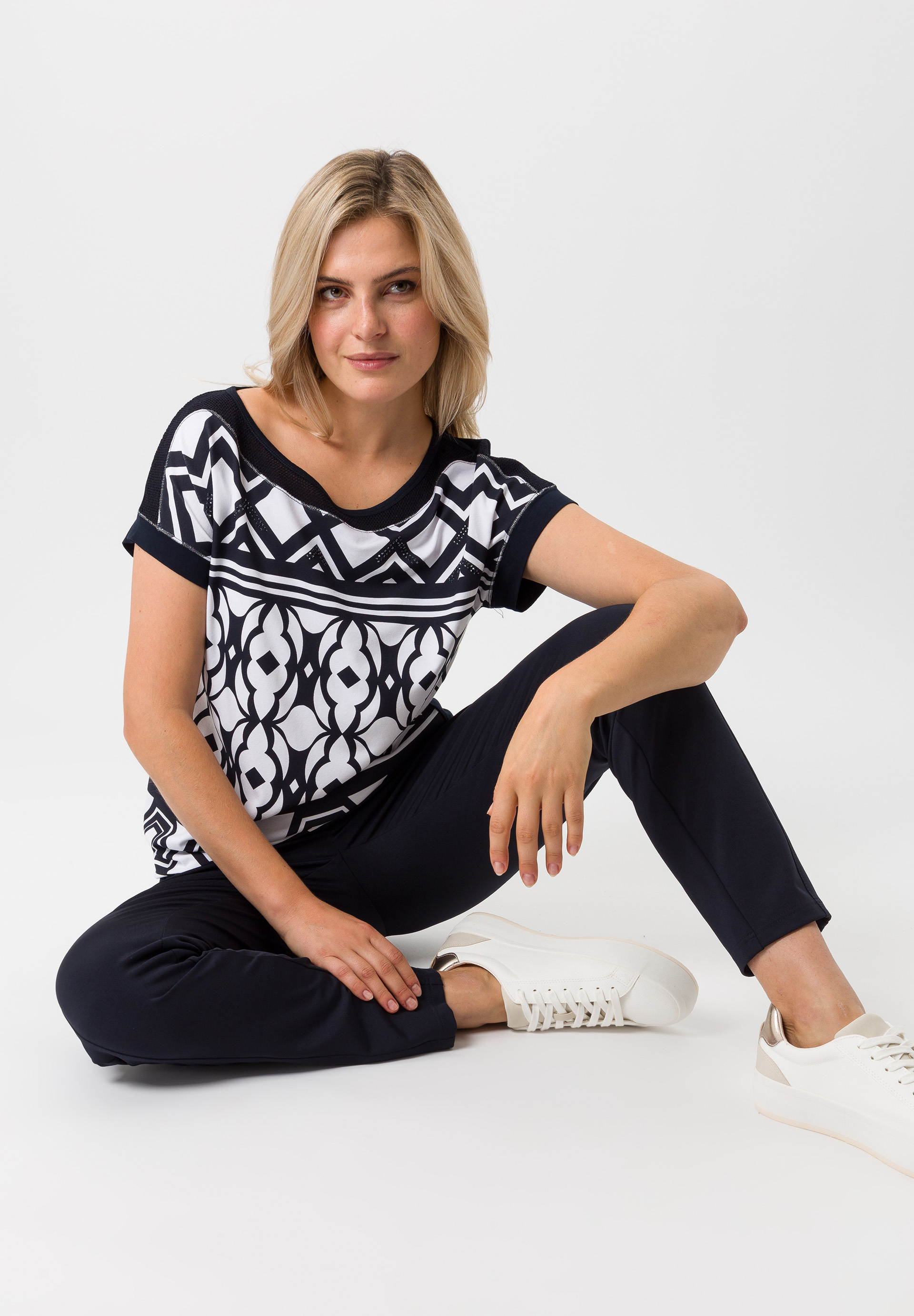 Kurzarmshirt mit kontrastierendem Rückenteil - Bild 4