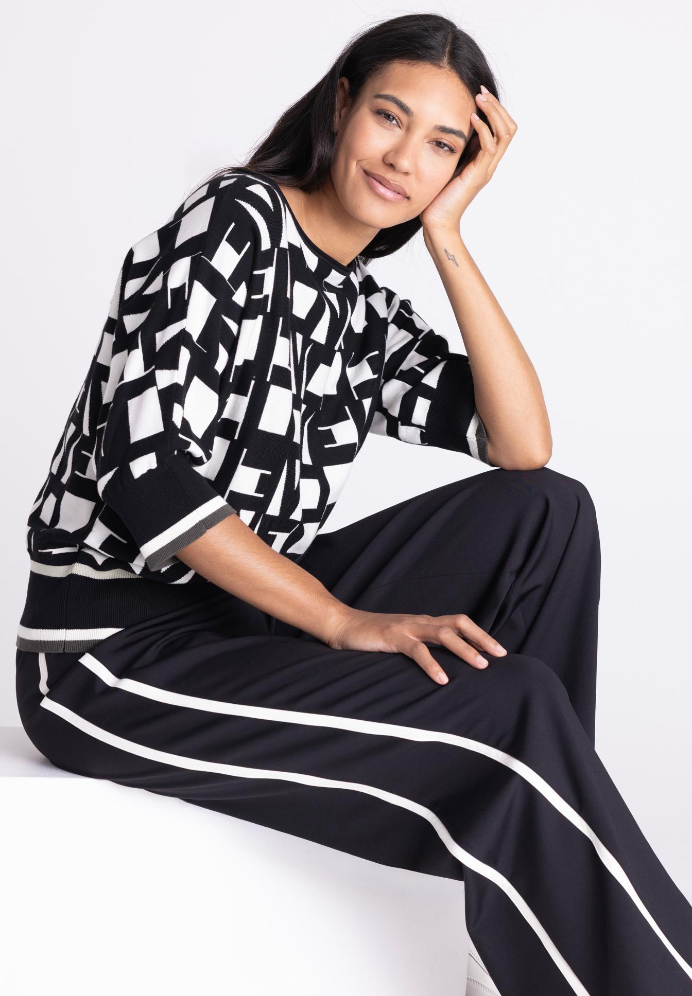 Gemustertes Top, Schwarz-Weiß Muster, Pullover, Dreiviertel-Ärmel, Hose mit Streifen, Kunstleder-Top, Bluse, geometrischer Print, schwarz-weiß, Loungewet, Pullover,  geometrisches Muster, Schwarz-Weiß, Knöchelhos, Oversized, Metallisch?, But wait