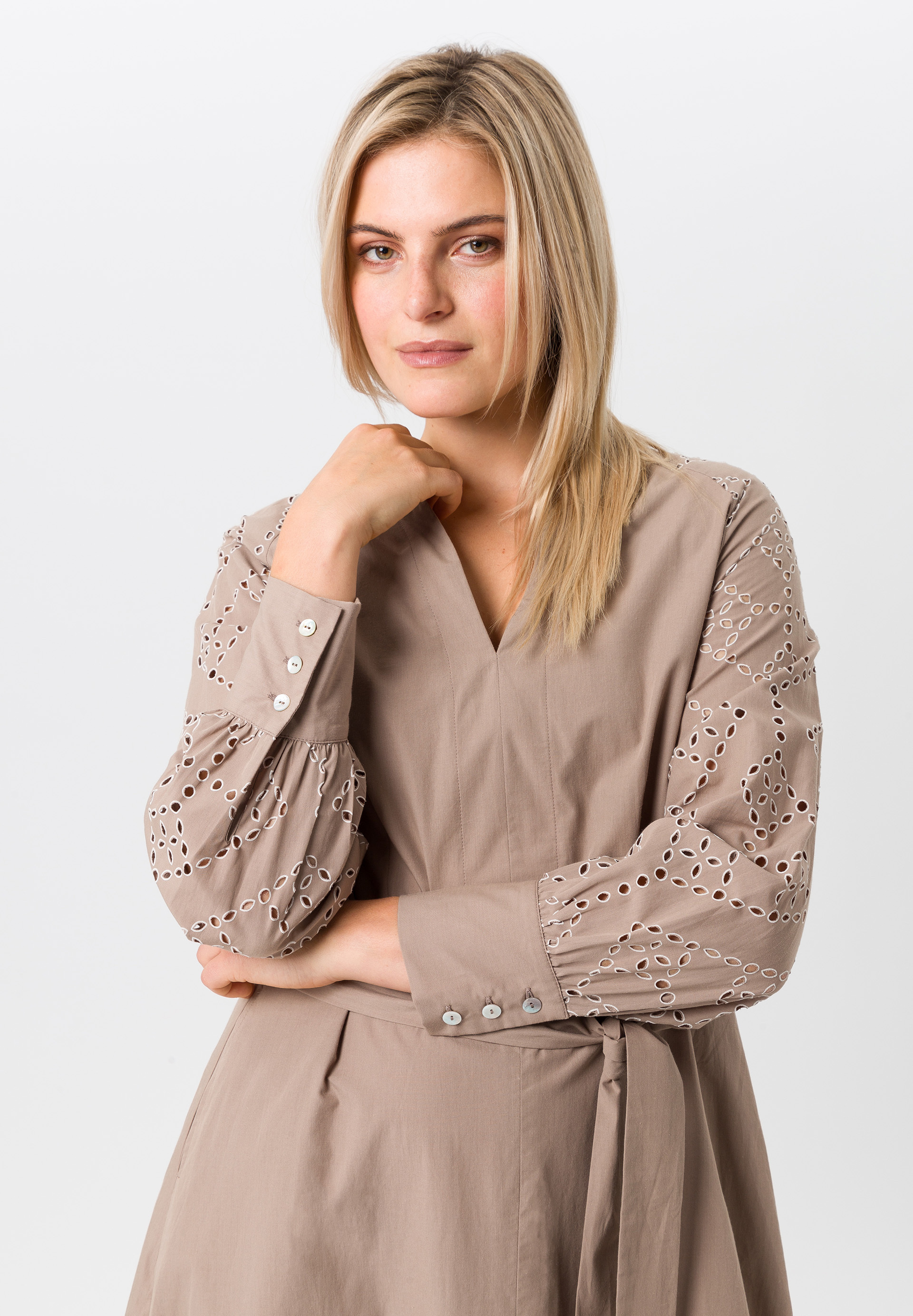 Kleid mit Stickerei-Akzenten - Bild 4