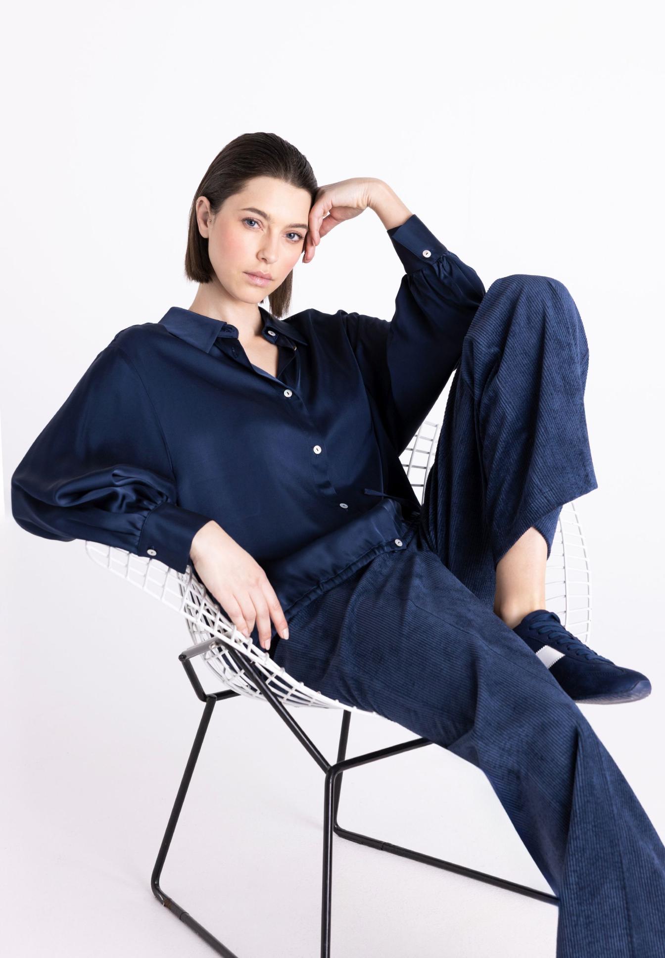 blaues Hemd, Damenlook, glänzende Bluse, Cordhose, Sneaker blau, bluse, dunkelblau, seidenoptik, hose, sonnenkrug-??, bluse, shirt, dunkelblau, glatte stoffe, hosen, Bluse, Navyblau, Hose, Samt?, Nähte?, bluse, dunkelblau, satinstoff, hose, cordhosenlook