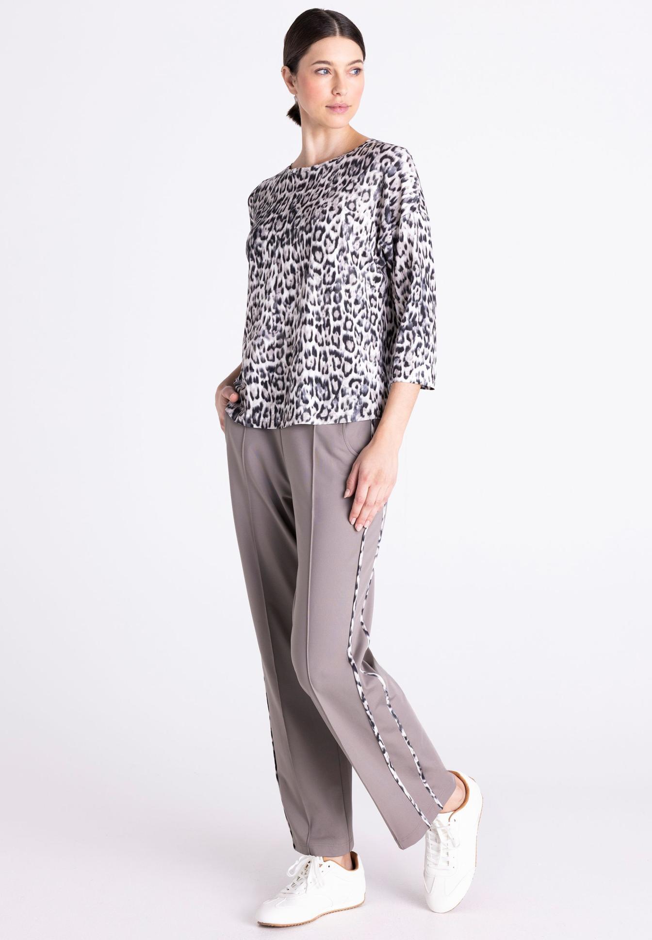 Leopardendruck, Drucktop, 3/4-Ärmel, Grau, Hose mit Streifen, Leopard-Print, Top, 3/4-Ärmel, Weite Hose, Sneaker-Style, Leopardendruck, Top, 3/4-Arm, Pullover, Hose