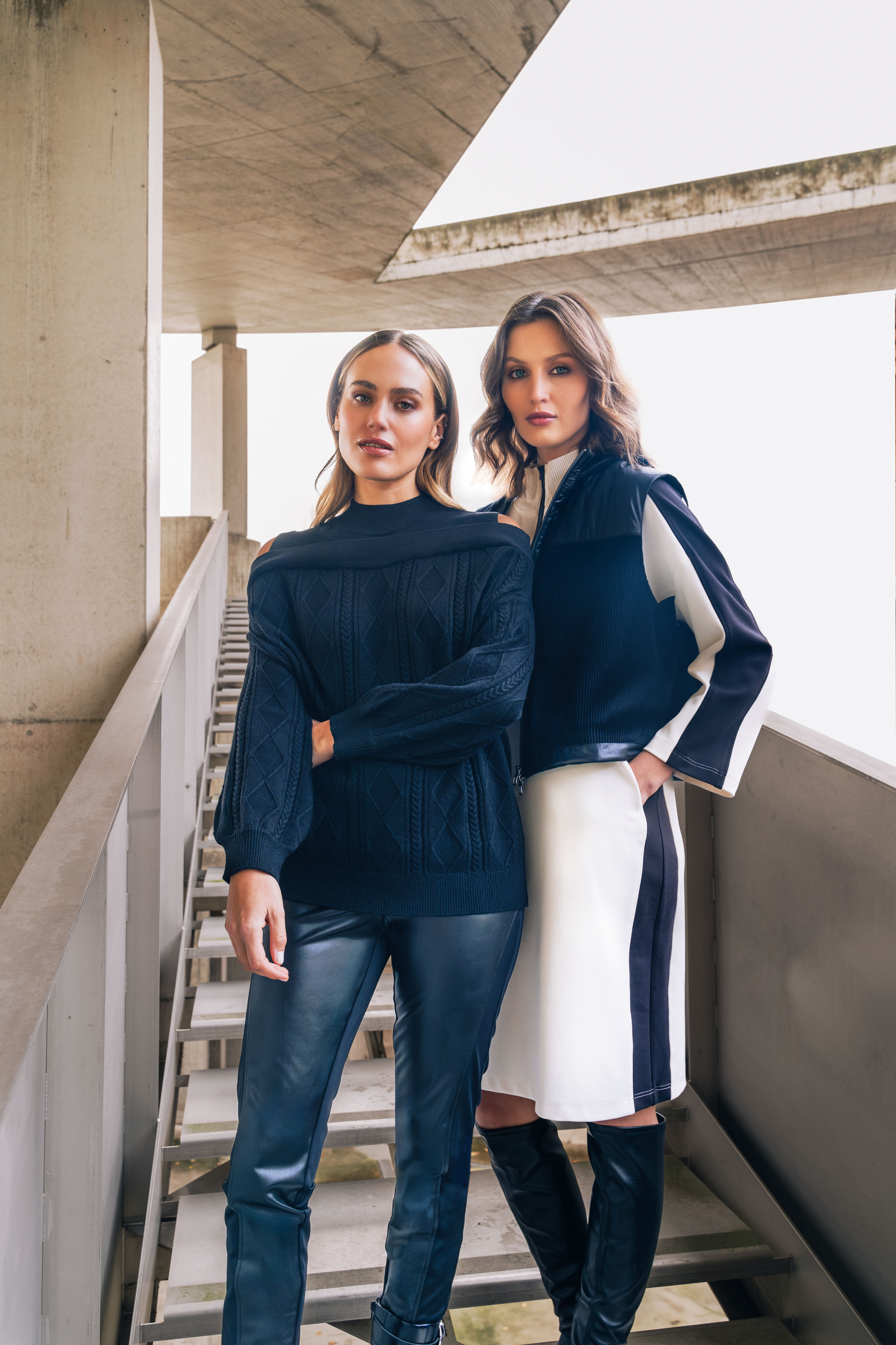 Lächeln, Hosen, Pullover, Treppe, Gruppenschuss