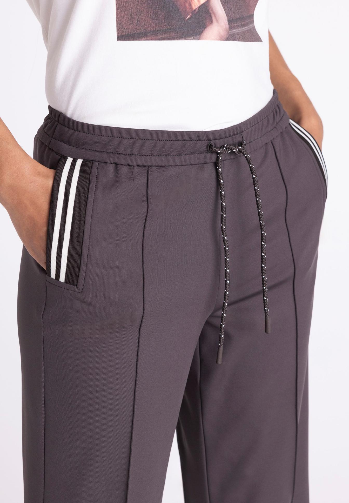 Sportpants, Jogginghose, Grau, Kordelzug, Reißverschluss, Hose, Jogginghose, Grau, Seitentasche, Kordelzug, Jogginghose, Loungehose, Grau, Gurtband, Seitliche Streifen, Hose, Jogginghose, Taillienkordel, Reißverschluss-Taschen, Streifen-Detail