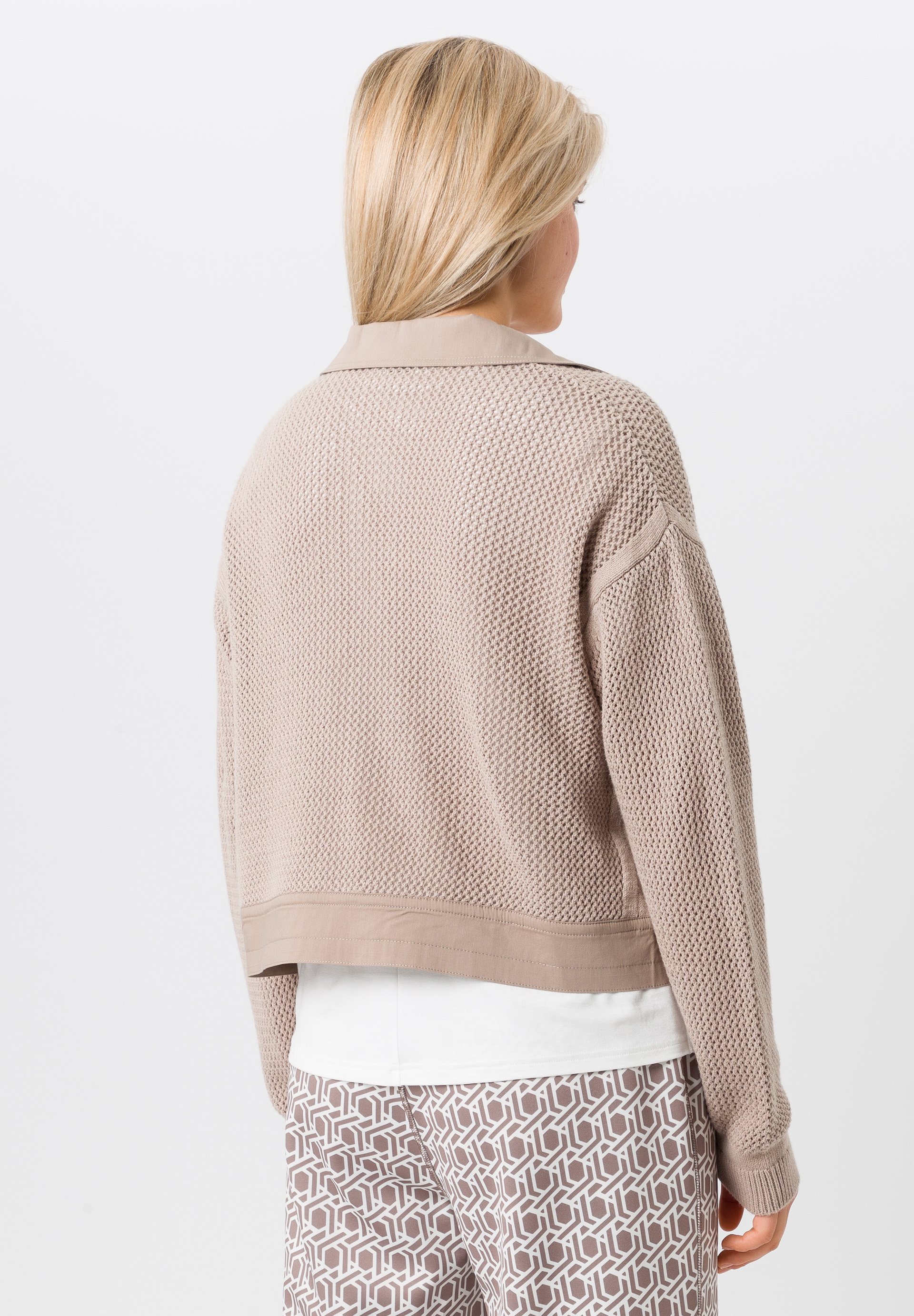 Strickjacke mit modischer Netzstruktur - Bild 2