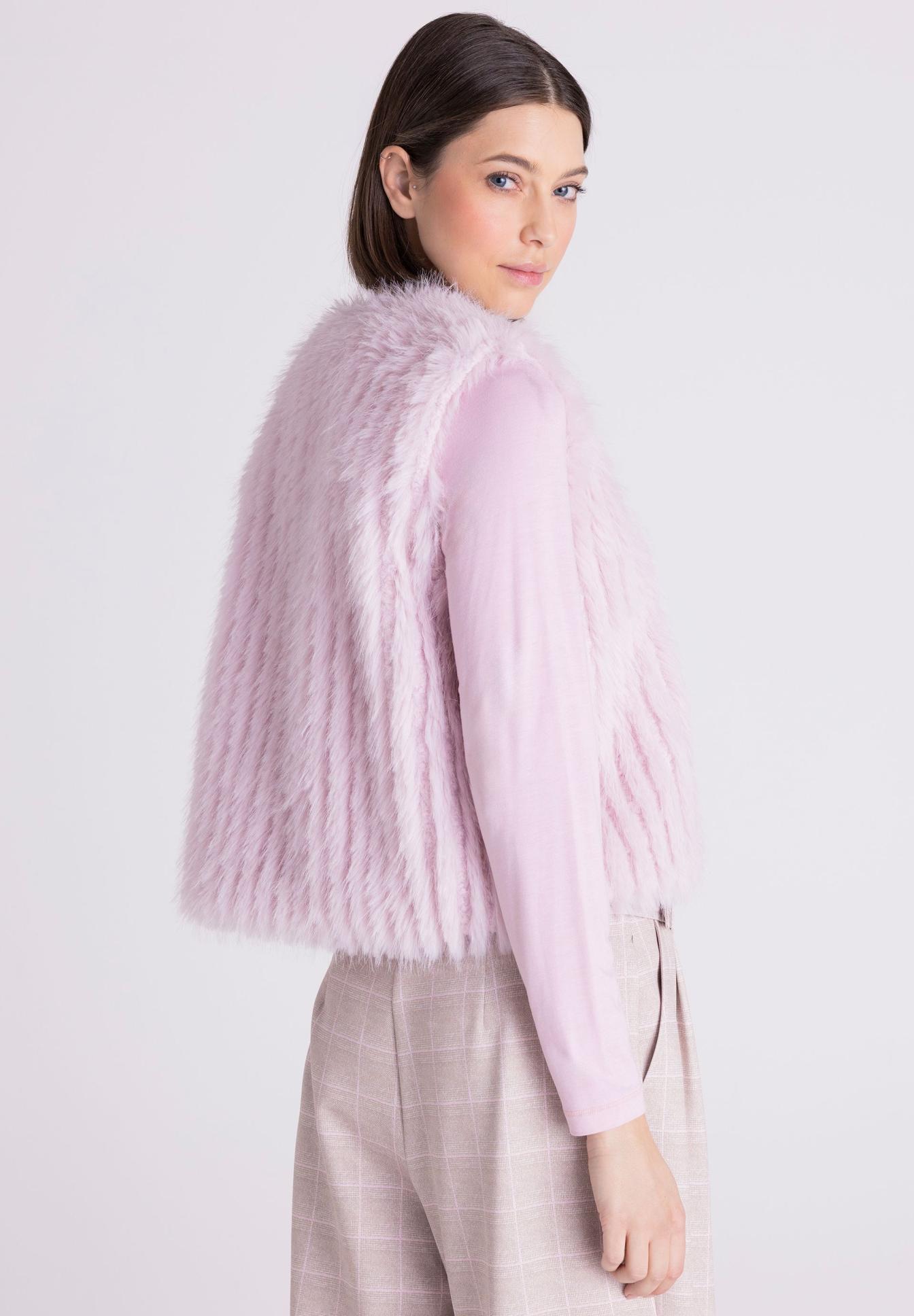 Fauxerfaux fur vest, Pastellpink, Langärmligesoberteil, GeraffteHose, WeicheTextur, Faux fur vest, Lila Fell, Weste mit Fell, Weiche Textur, Mode-Weste, Weste, Luxe-Fell, Pelzlook, Pastellrosa, Veste aus Fell