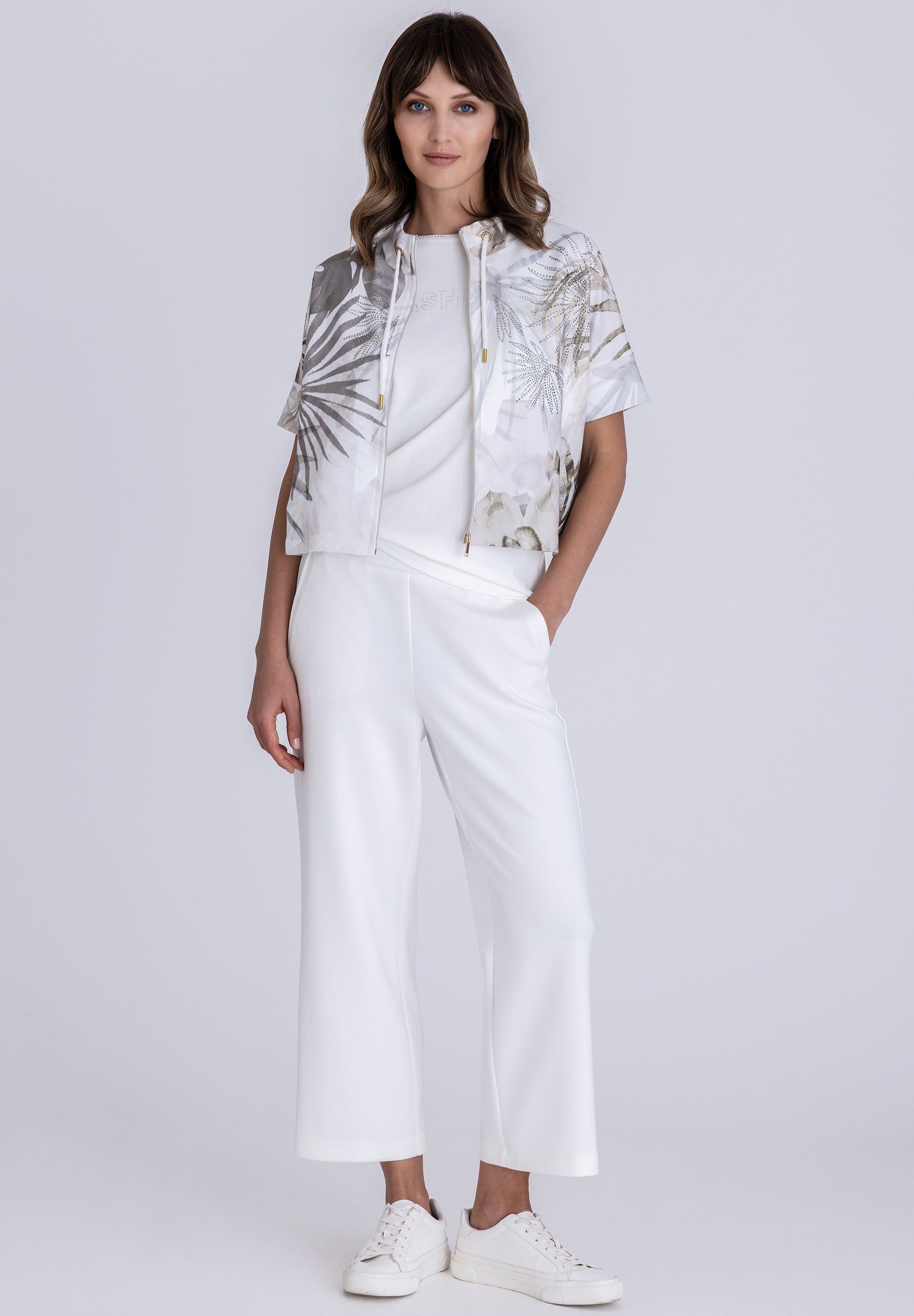 Weiße Kleidung, Gehäkelte Jacke, Blumenmuster, Weite Hose, Sneaker