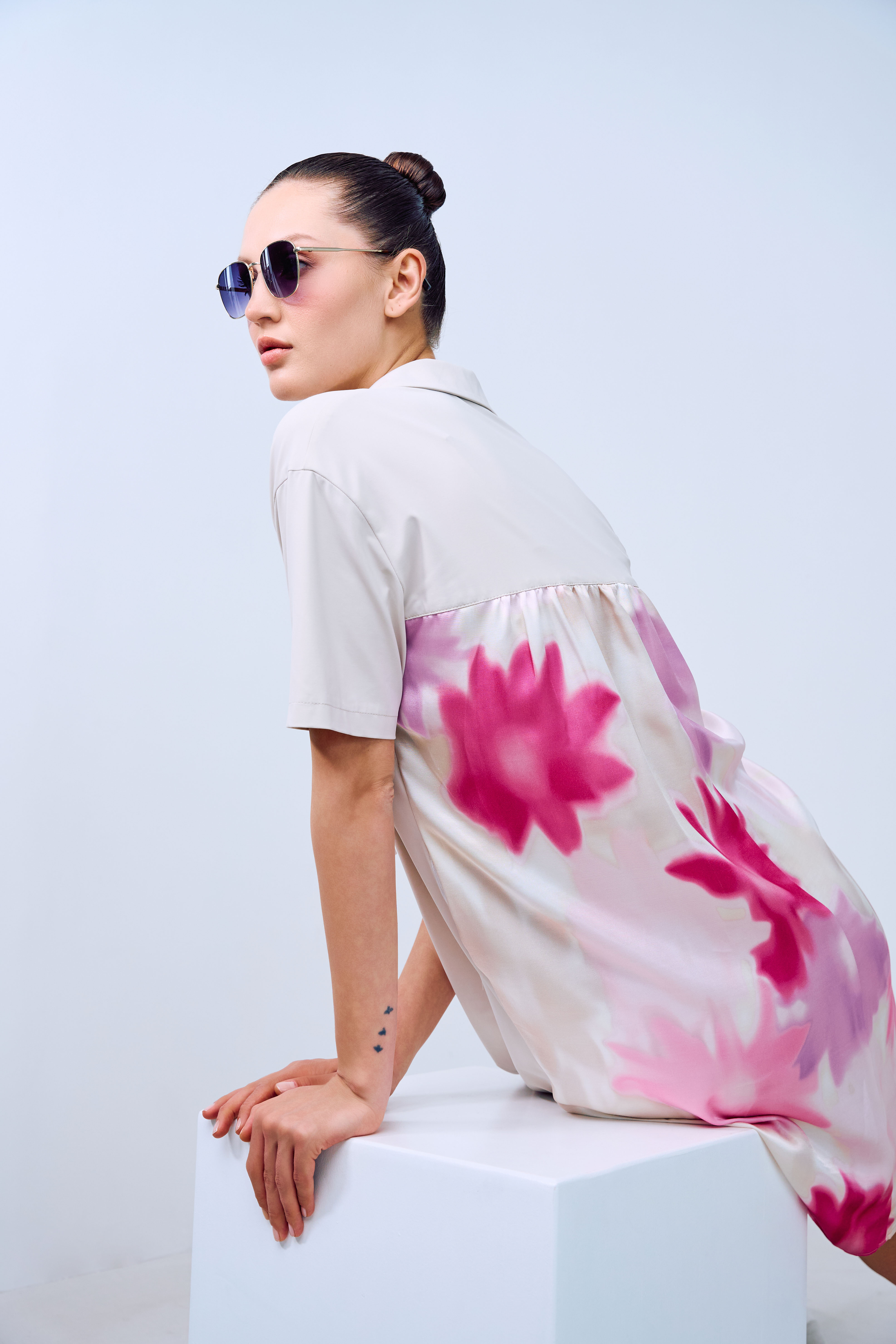 Sonnenbrille, Hemdkleid, Blumenmuster, Pastellfarben, Rundes Glas