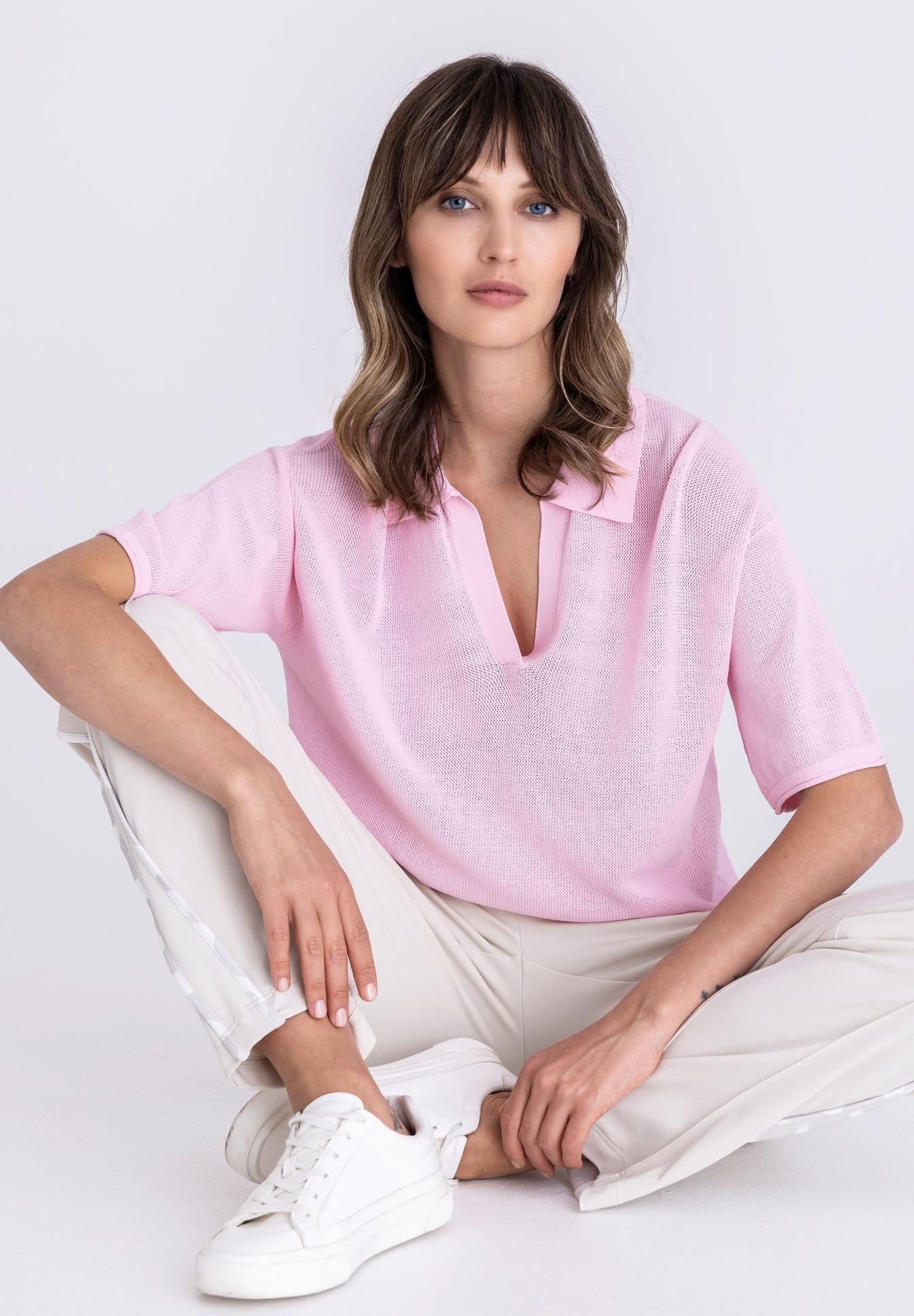 pink top, collared polo, knit texture, short sleeves, light pink, pink knit, collared polo, light pink, short sleeve, white sneakers, pinkes Strickpullover, Polo-Ausschnitt, Kurzarm, leichter Strick, Damenoberteil