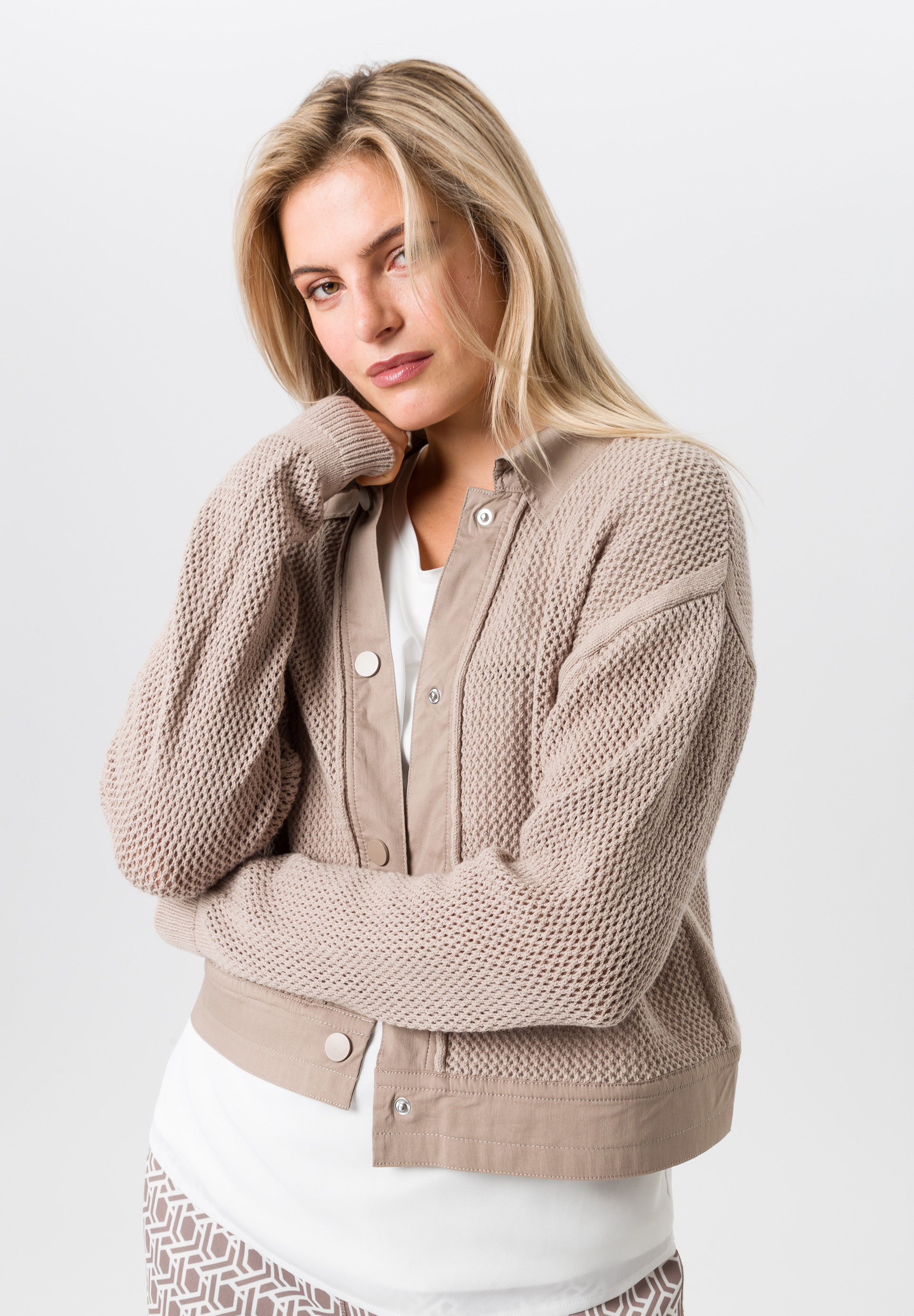 Strickjacke mit modischer Netzstruktur - Bild 4